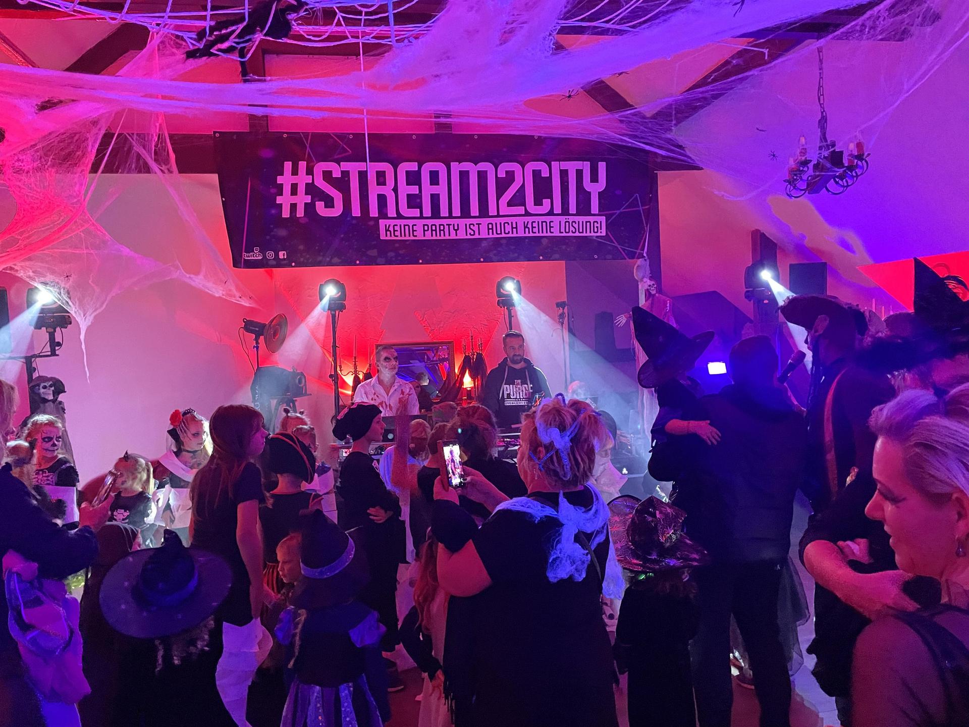 Die Halloween-Partys im Landgasthof Gut Graßdorf sind legendär. (Foto: Margot Witt)