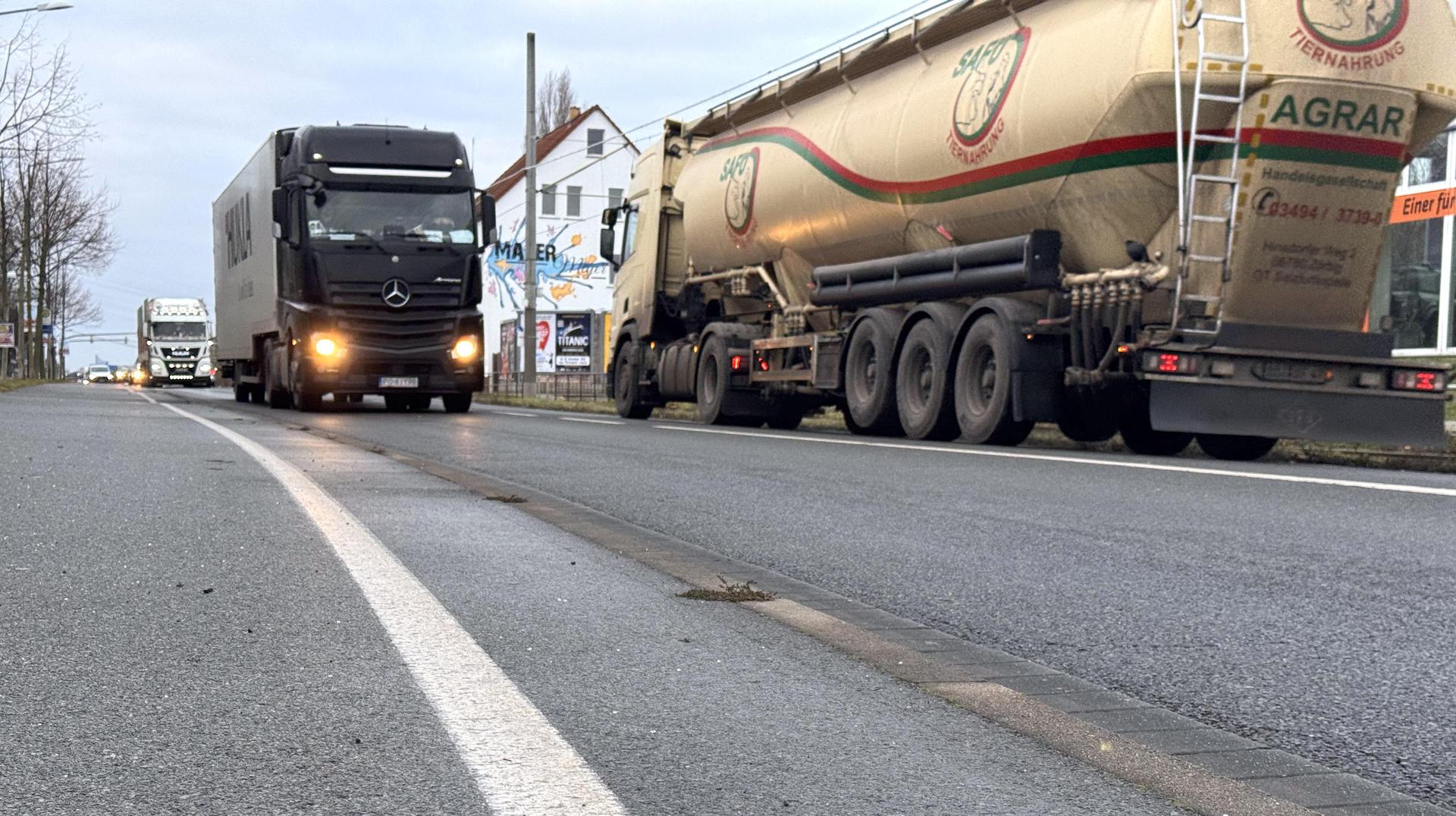 Tauchaer Bürger und die Substanz der B87 leiden vor allem unter dem Schwerlastverkehr, der sich täglich durch die Stadt bewegt. (Foto: Daniel Große)