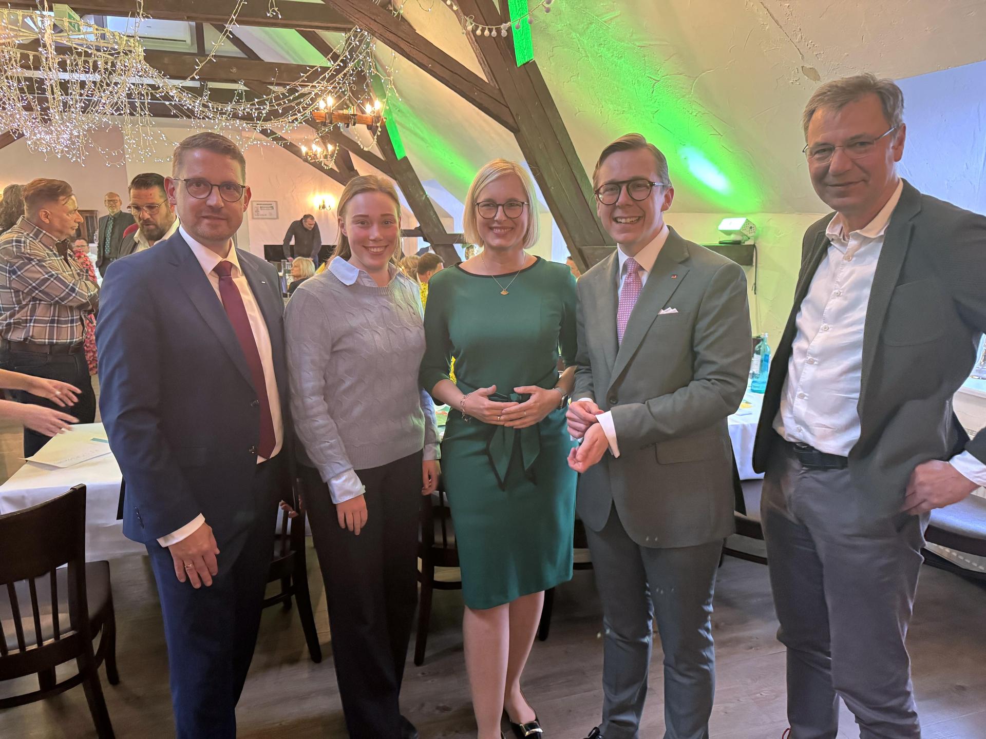Philipp Amthor mit Nordsachsens Landrat Kai Emanuel (r.), sowie CDU-Kreisvorsitzender Mathias Plath, Landtagsabgeordnete Tina Trompter und Christiane Schenderlein, Staatsministerin für Ehrenamt und Sport (v.r.) (Foto: Daniel Große)