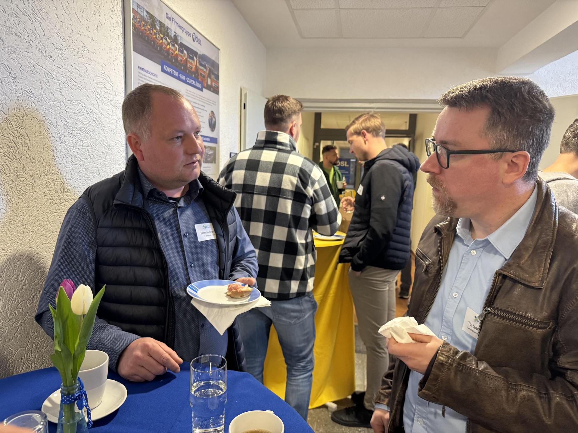 Netzwerken und Fachsimpeln: Dennis Brandt, Tauchaer und Geschäftsführer der Firma Edgar Hilbert Nachf. aus Althen im Gespräch mit Torsten Simon, Wirtschaftsförderer im Landratsamt Nordsachsen. (Foto: Daniel Große)