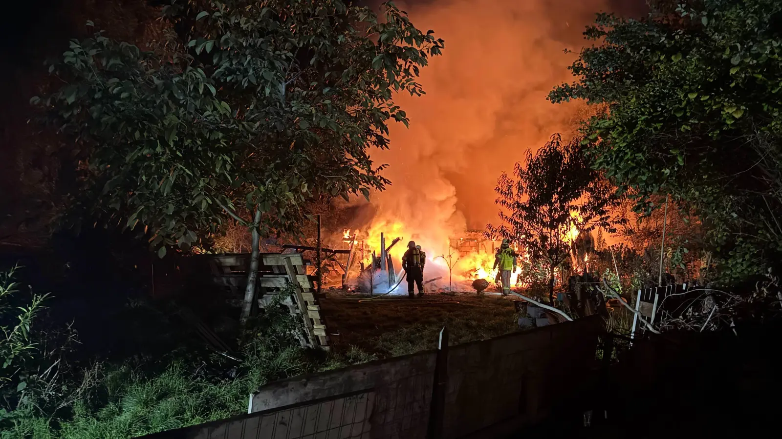 Die Laube stand in Vollbrand. (Foto: Freiwillige Feuerwehr Löbnitz)