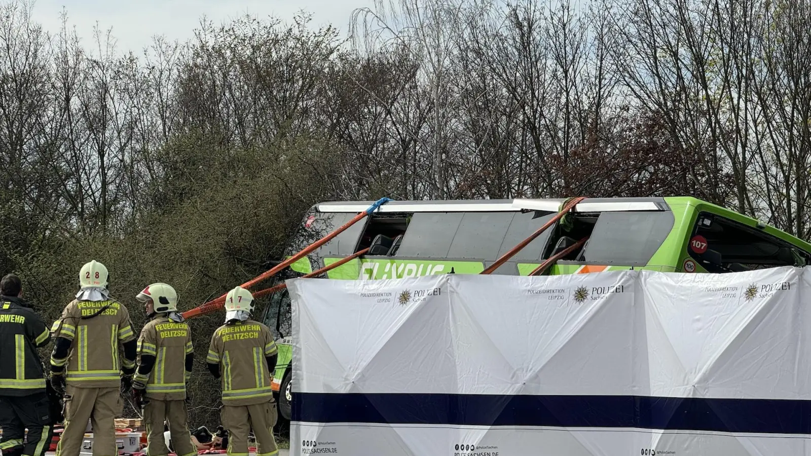 Mit Gurten wurde der Bus wieder aufgerichtet. (Foto: Daniel Große)