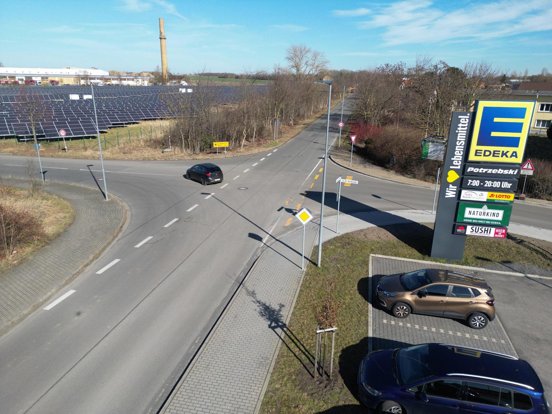 Die Vorfahrt an dieser Straße wird neu geregelt. Künftig biegt die Hauptstraße links ab in Richtung Pönitzer Dreieck.  (Foto: Daniel Große)