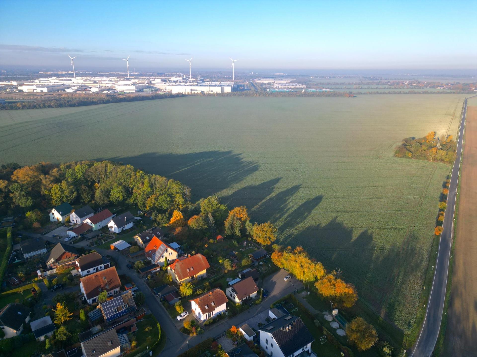 Auf diesem Acker zwischen Merkwitz und dem BMW-Areal soll die Erweiterung des Industrieparks Nord entstehen - laut Planungen mit genügen Abstand zum Ortsrand Merkwitz sowie diversen Gehölzriegeln als Sichtschutz. (Foto: Daniel Große)