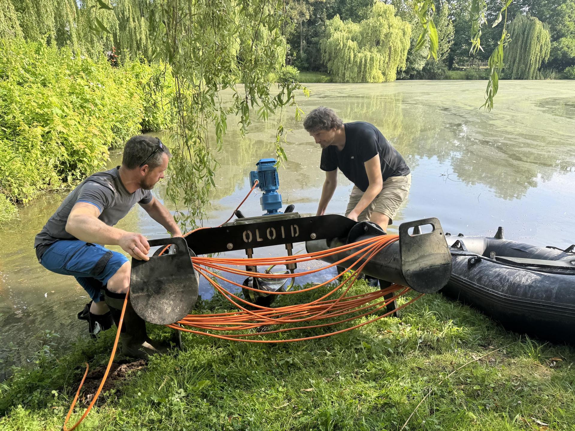 Eric Schieblich (r.) und Marcel Laukner lassen einen „Oloid” zu Wasser. (Foto: Daniel Große)