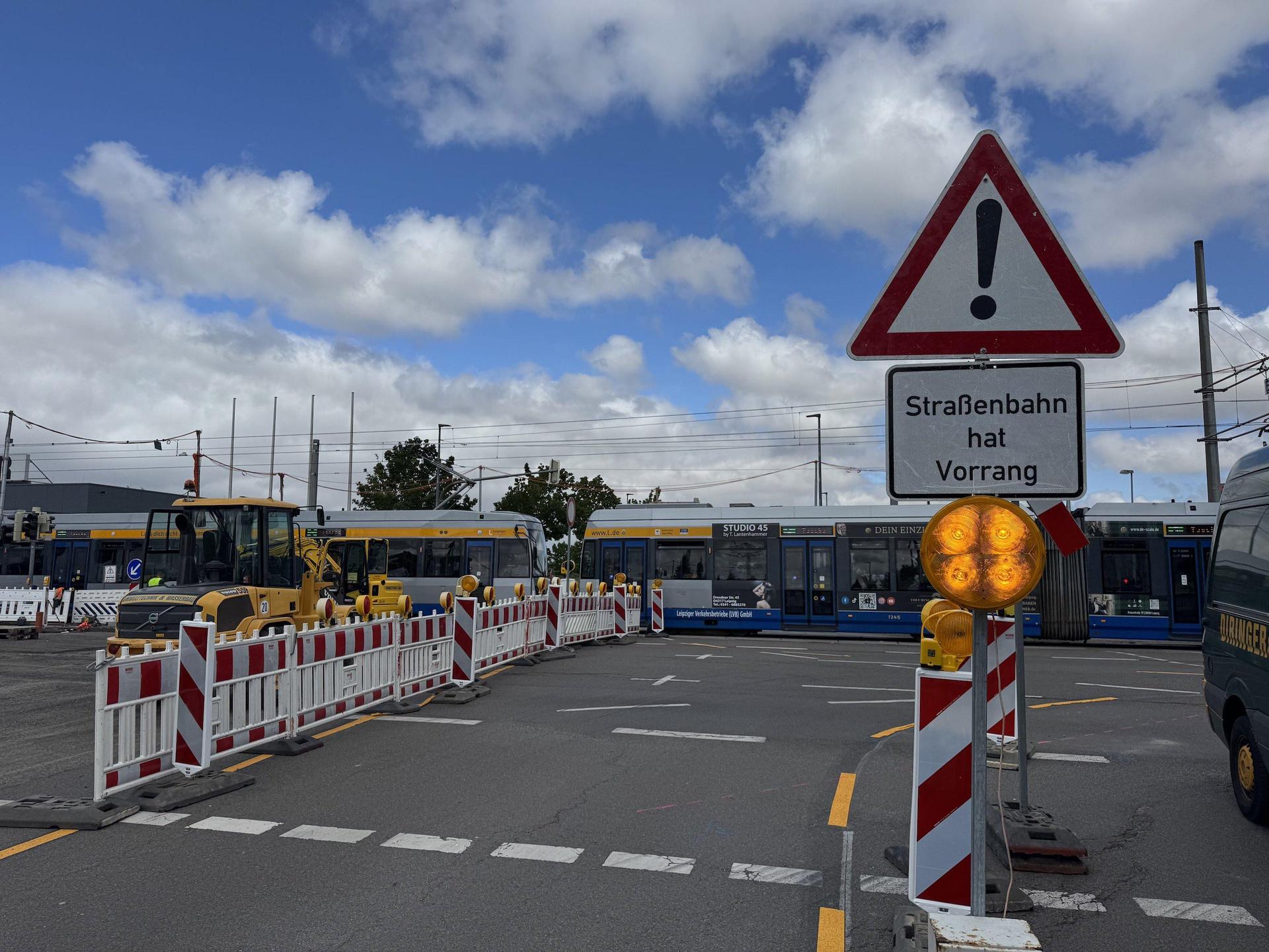 Das Andreaskreuz ist oder war bislang verdeckt vom Warnschild. (Foto: Daniel Große)