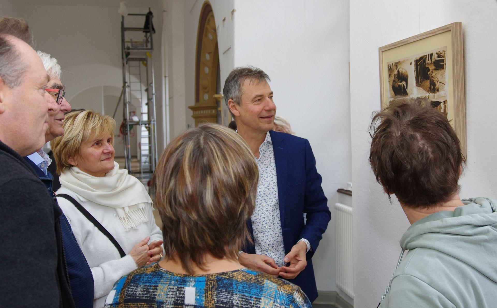 Landrat Kai Emanuel mit Gästen bei der Ausstellungseröffnung  (Foto: LRA/Stöber )
