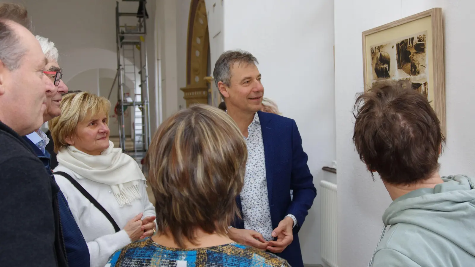 Landrat Kai Emanuel mit Gästen bei der Ausstellungseröffnung  (Foto: LRA/Stöber )