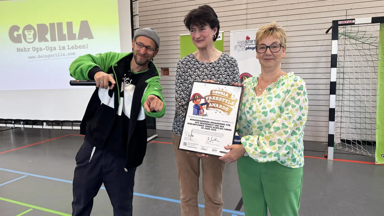 Tobias Kupfer, Gründer der Gorillas, Andrea Möhringer, Vorstand der Stiftung Kinderförderung von Playmobil sowie Schulleiterin Katrin Dudek. (Foto: Daniel Große)
