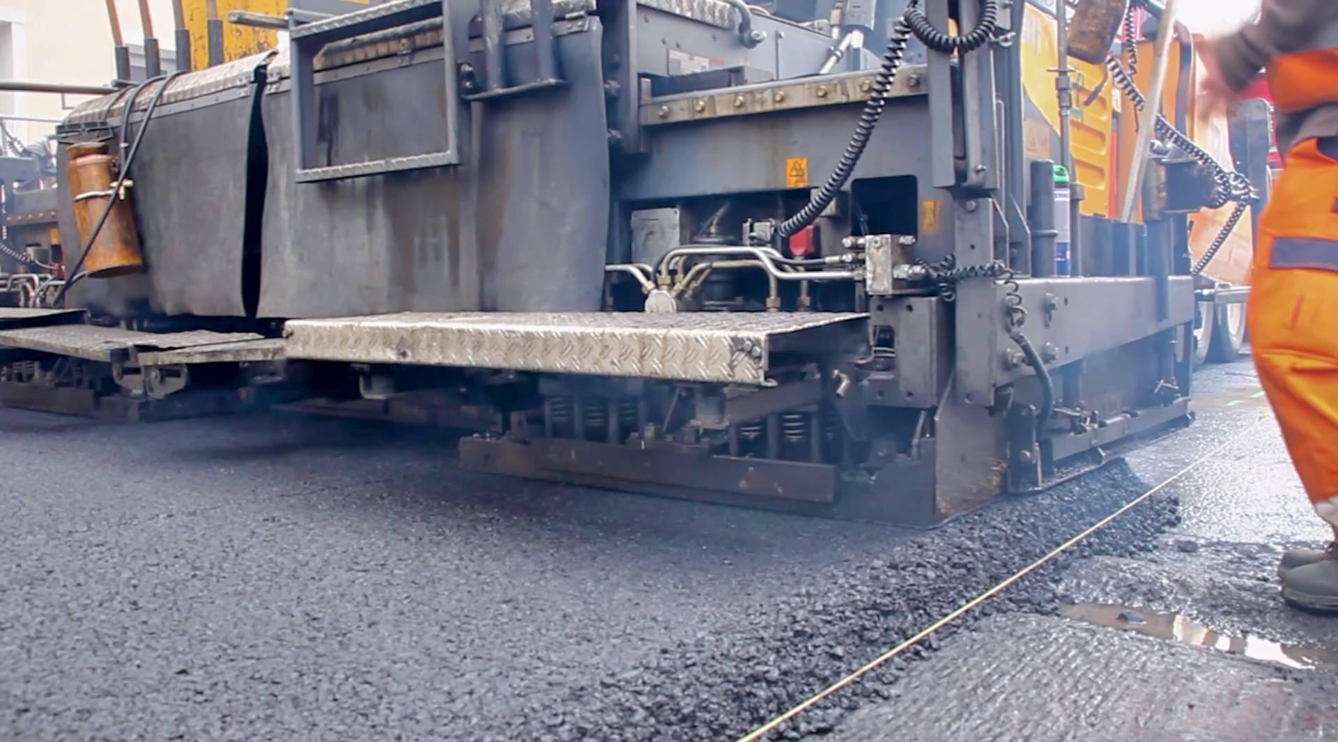 Frischer Asphalt für die S 8a (Symbolbild: Daniel Große)