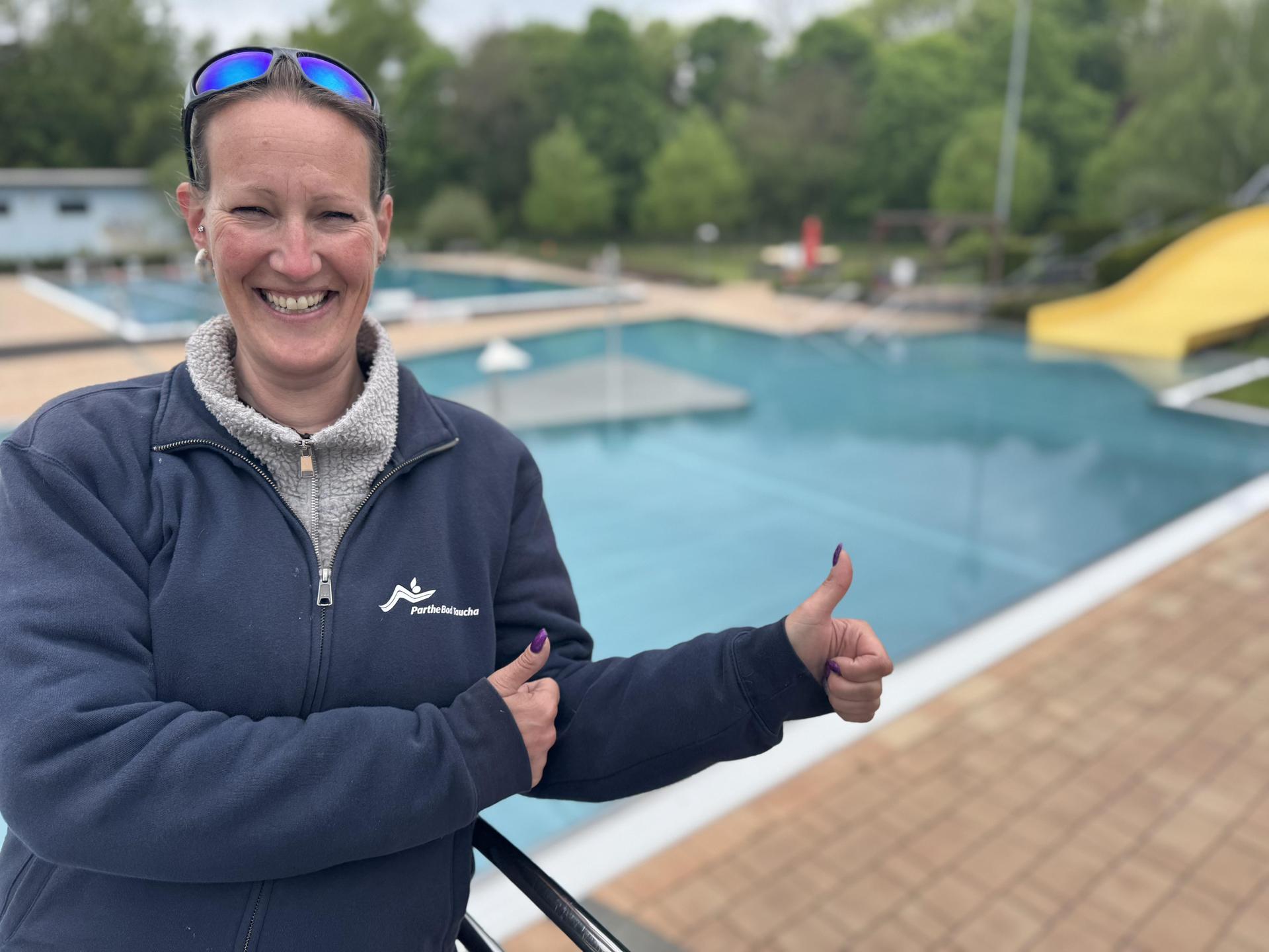 Beide Daumen und Mundwinkel nach oben: Maria Schindler und ihr Team sind bereit, die PartheBad-Saison 2026 zu starten. (Foto: Daniel Große)