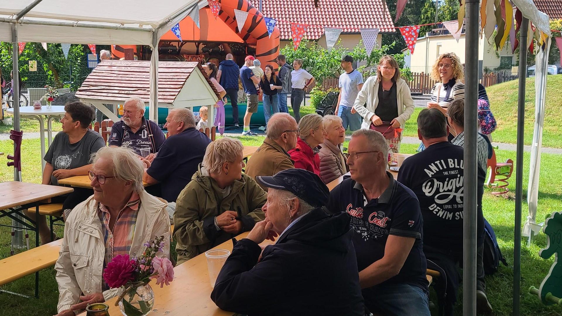 Am Haus Sonnenschein fand das 2. Plösitzer Familienfest statt. (Foto: Heike Liesaus)