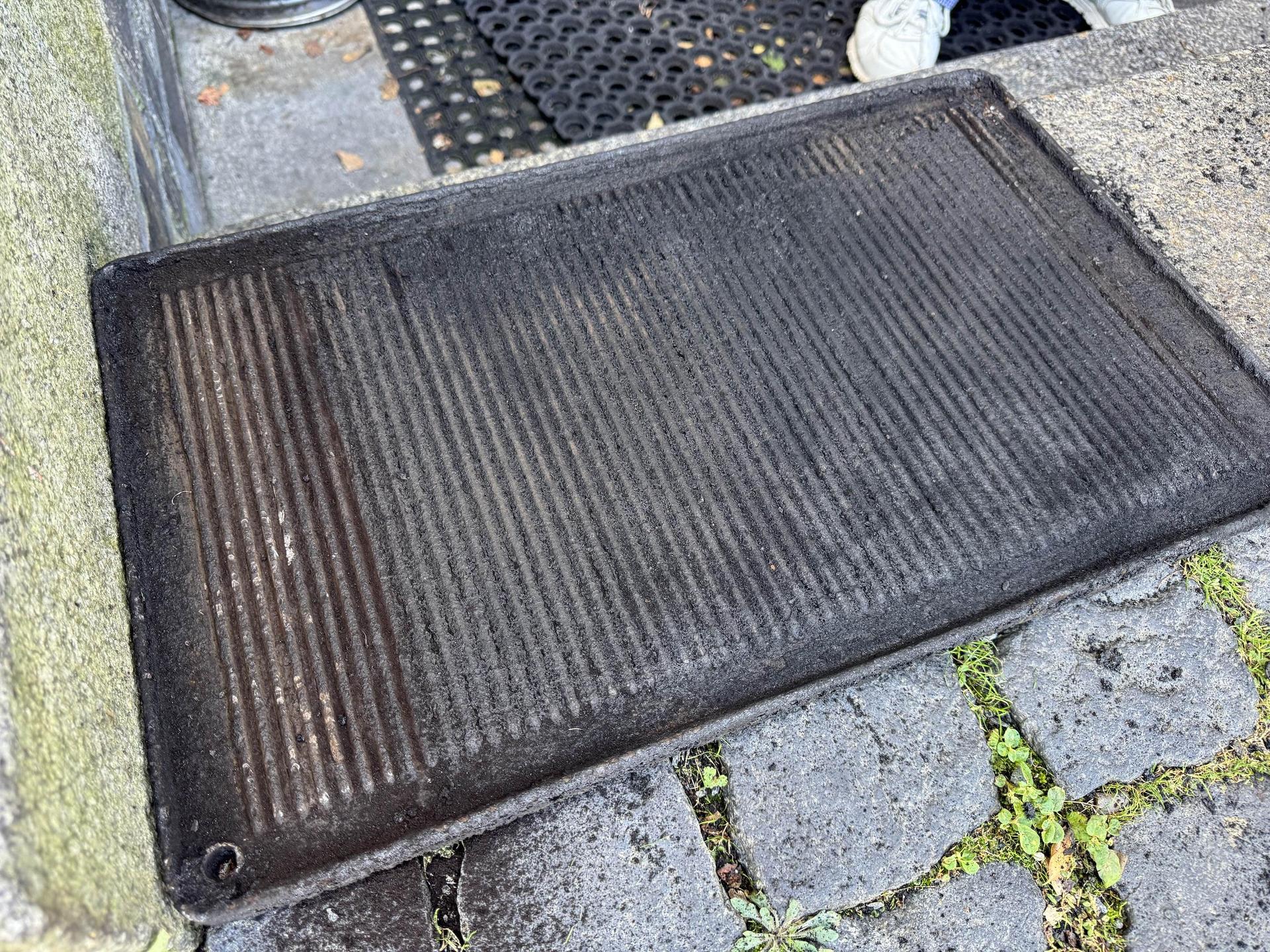 Das vergessene und nun verkohlte Backblech. (Foto: Daniel Große)