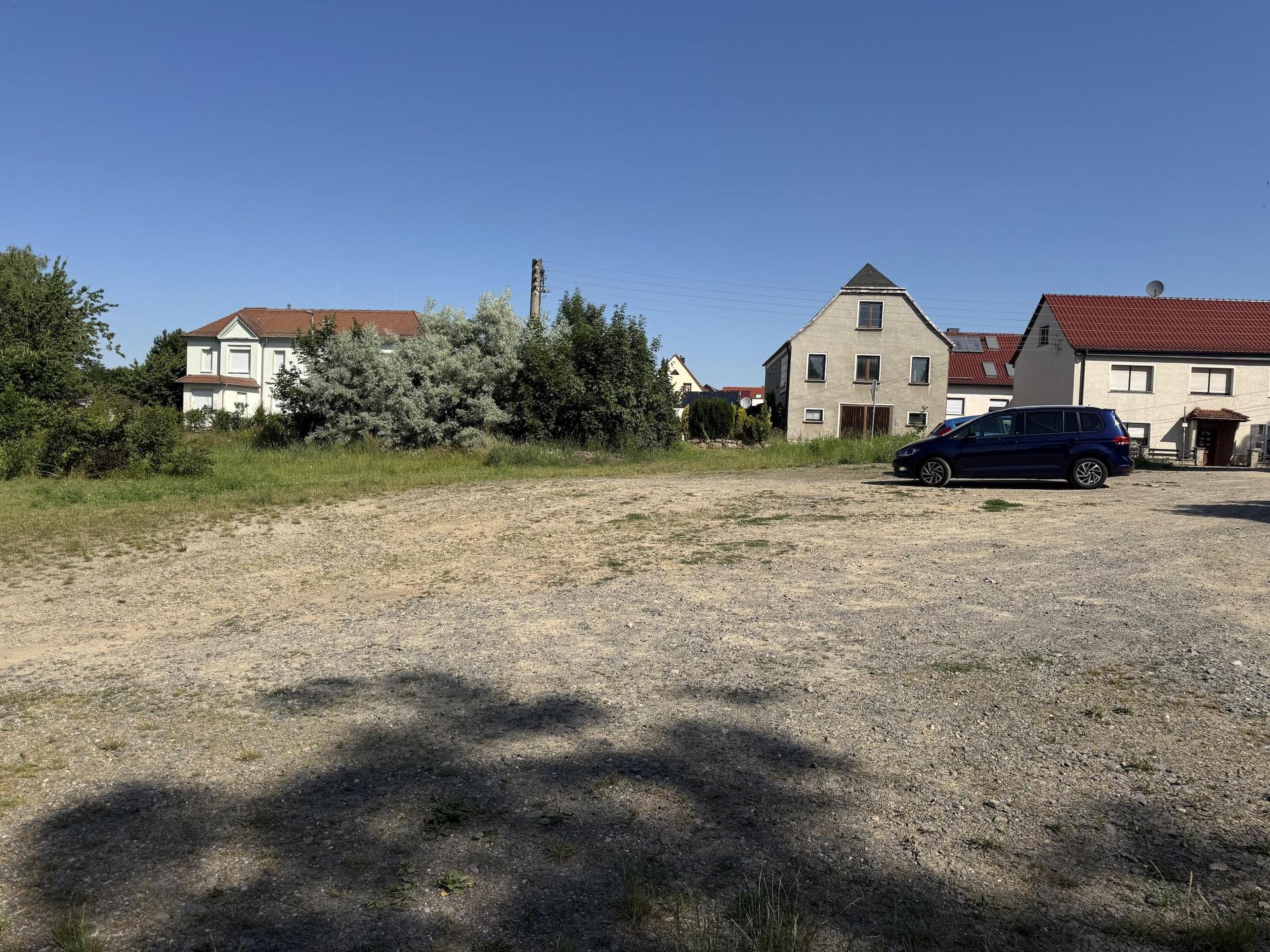Der wilde Parkplatz an der Dewitzer Festwiese soll zum offiziellen Parkplatz ausgebaut werden. (Foto: Daniel Große)