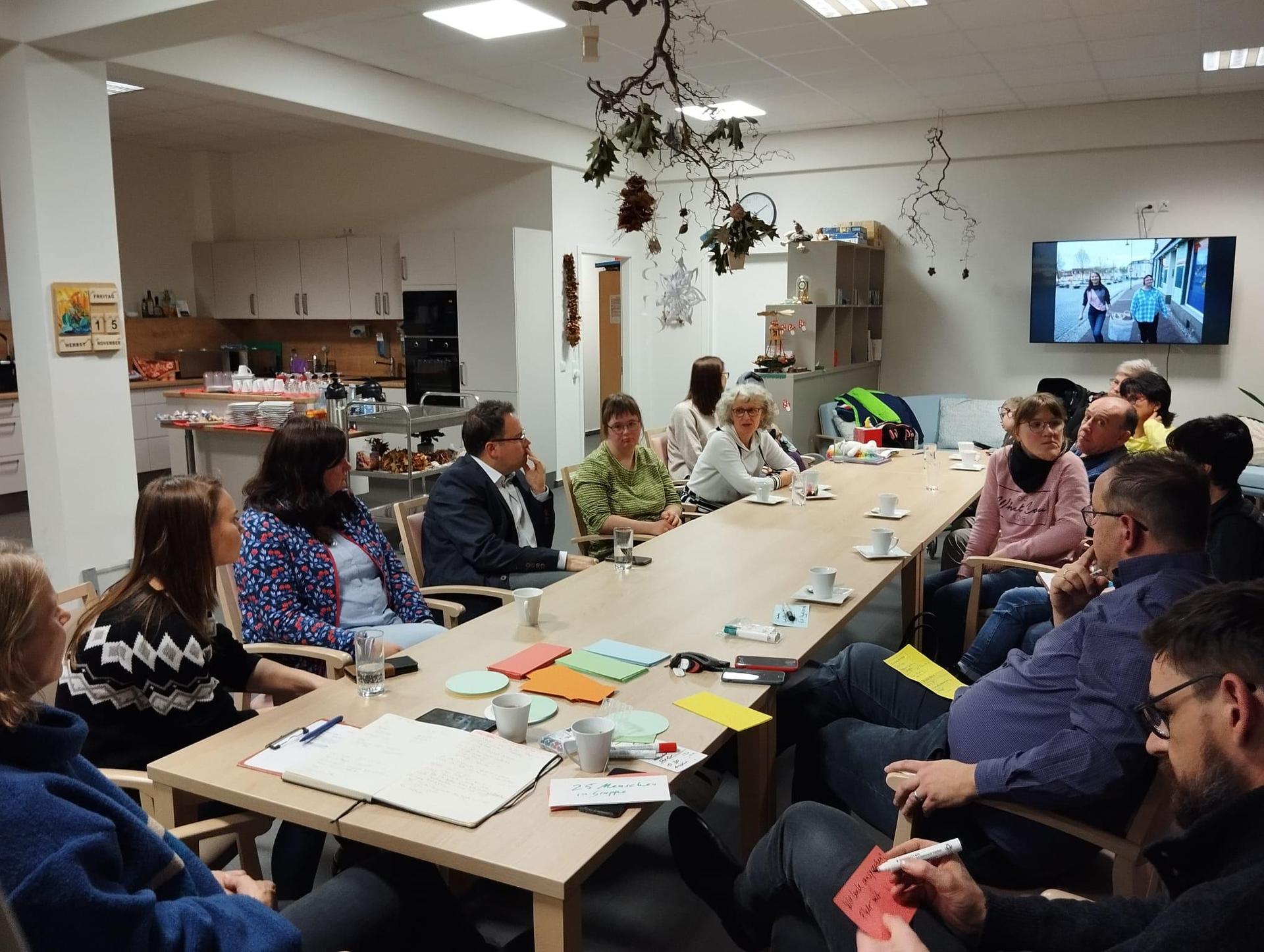 Die Arbeitsgruppe Inklusion Taucha mit Bürgermeister Tobias Meier. (Foto: privat)