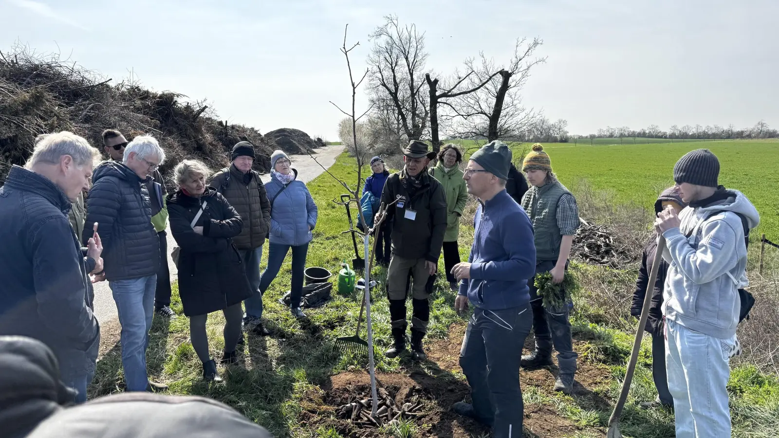 Tipps zum richtigen Pflanzen eines Baumes gab es 2025. Auch dieses Jahr sollen Bäume gepflanzt werden - Rösl sucht Baumpaten. (Foto: Firmengruppe Rösl)