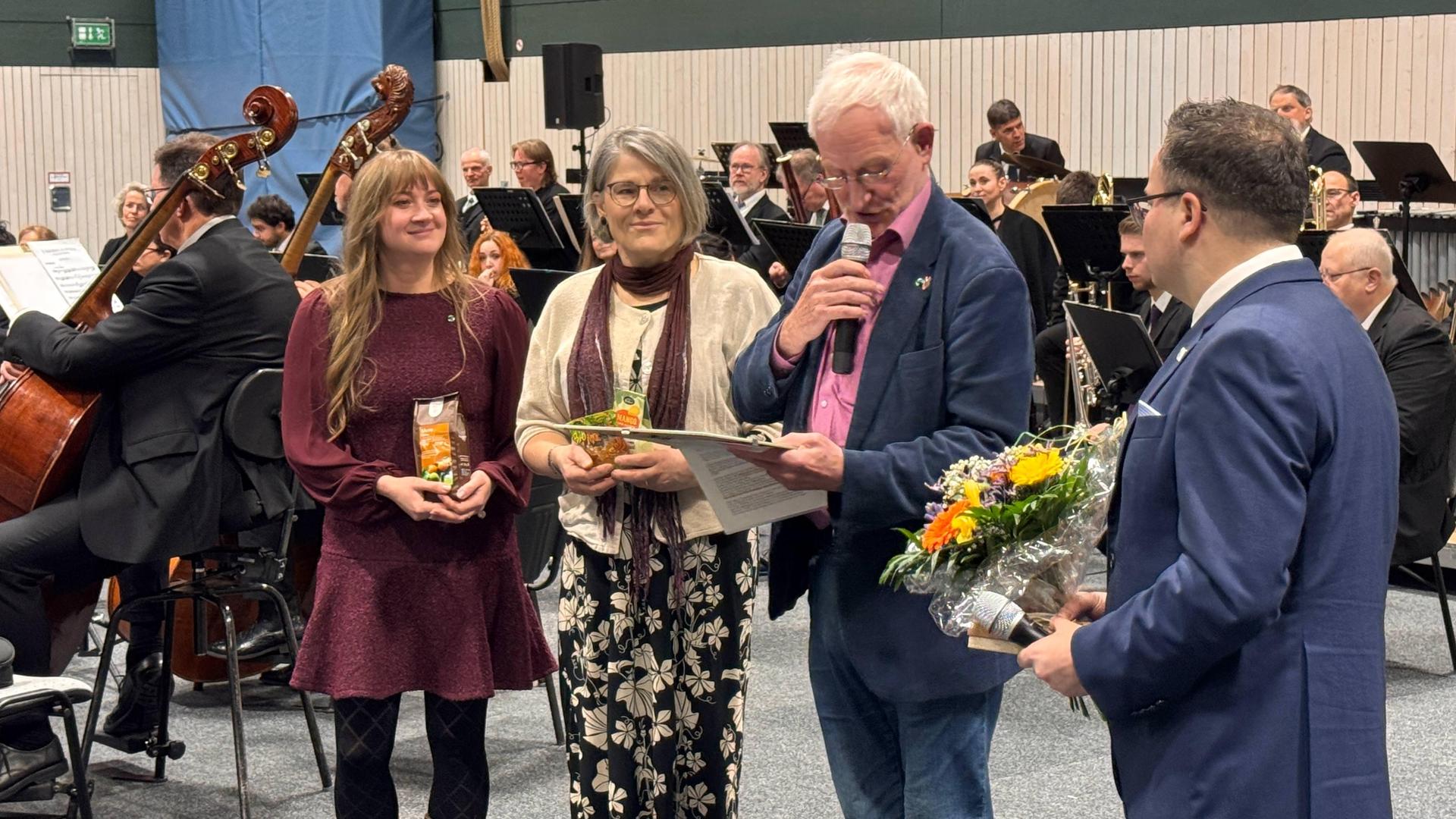 Fair-Trade-Ehrenbotschafter Manfred Holz verliest auf dem Neujahrsempfang der Stadt Taucha die Urkunde im Beisein von Jana Glöckner, Susanne Pahl und Bürgermeister Tobias Meier. (Foto: Stadtverwaltung Taucha / Nico Graubmann)