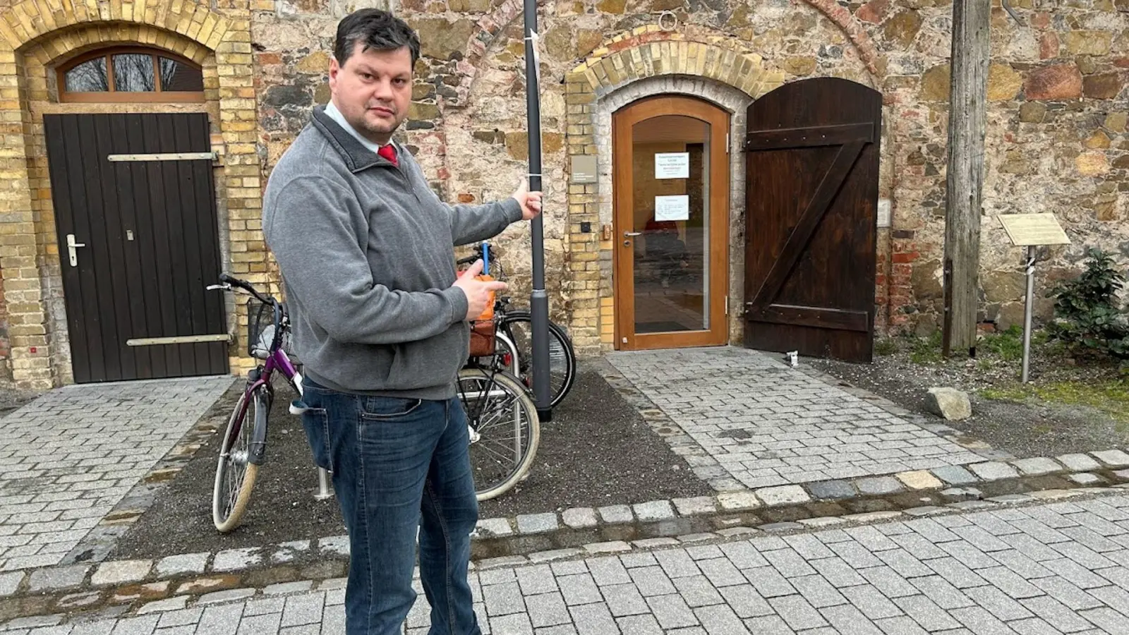 „Rein da, zum Unterschreiben”, bittet Karsten Gutjahr. (Foto: privat)