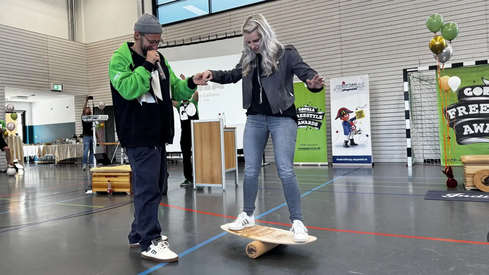 Isabell Herde, Lehrerin für Biologie und Geschichte, übt auf dem Balance-Board. (Foto: Daniel Große)