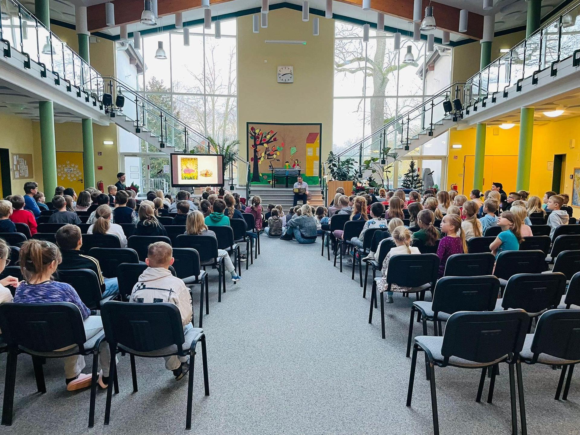 Bürgermeister Tobias Meier las in der Grundschule Am Park (Foto) und in der Regenbogenschule. In der Parthelandschule will er noch vor Weihnachten lesen - hier platzte der Vorlesetermin krankheitsbedingt. (Foto: privat)