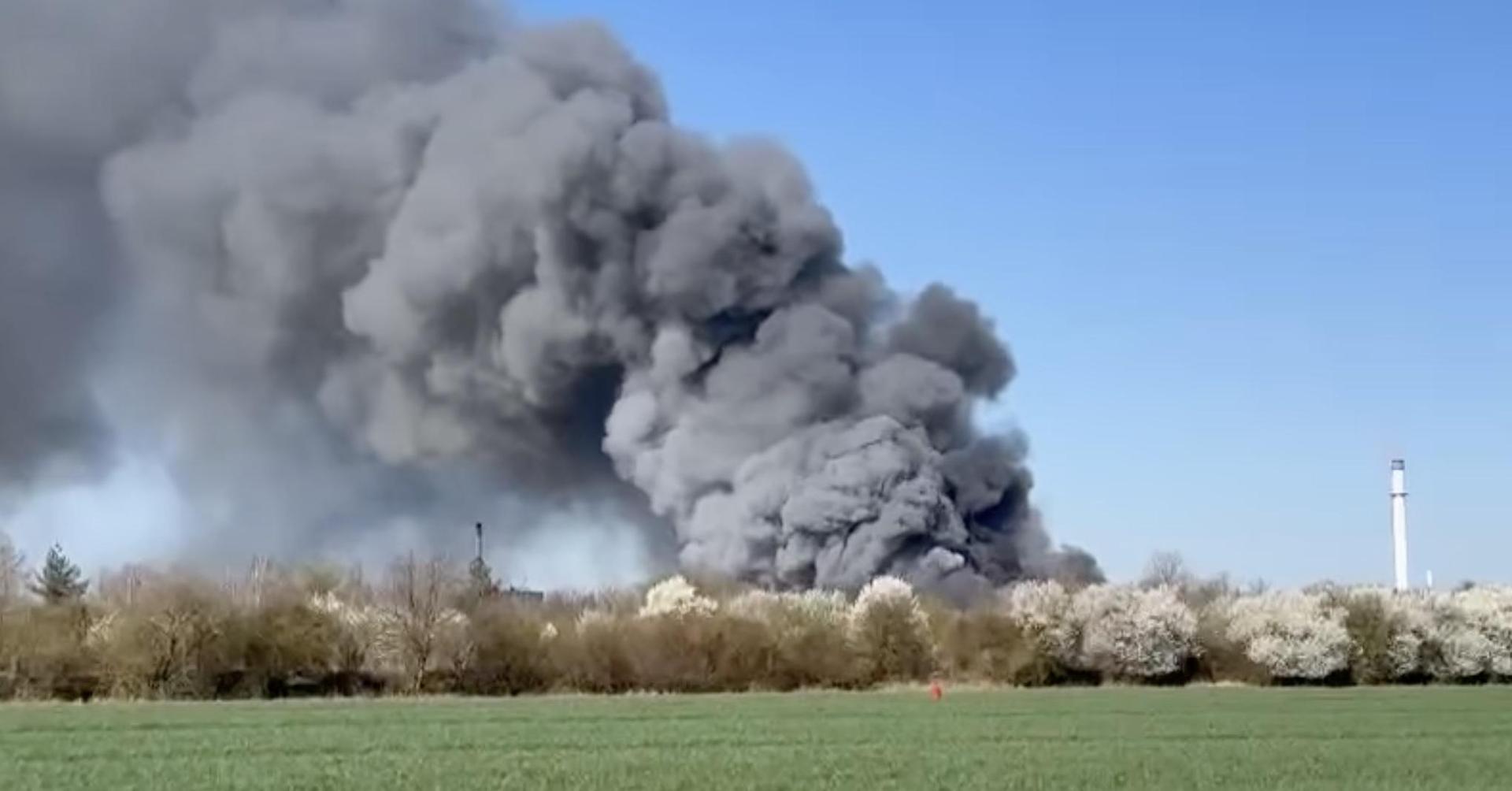 In Delitzsch brennt es bei den Kreiswerken. (Foto: privat)