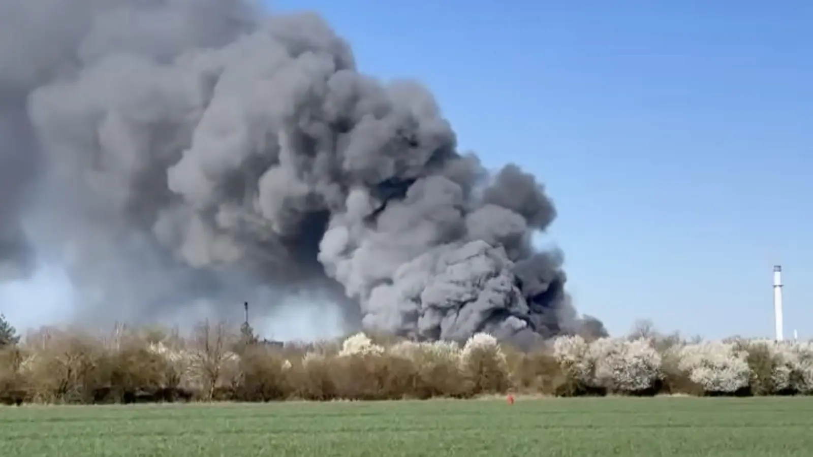 In Delitzsch brennt es bei den Kreiswerken. (Foto: privat)