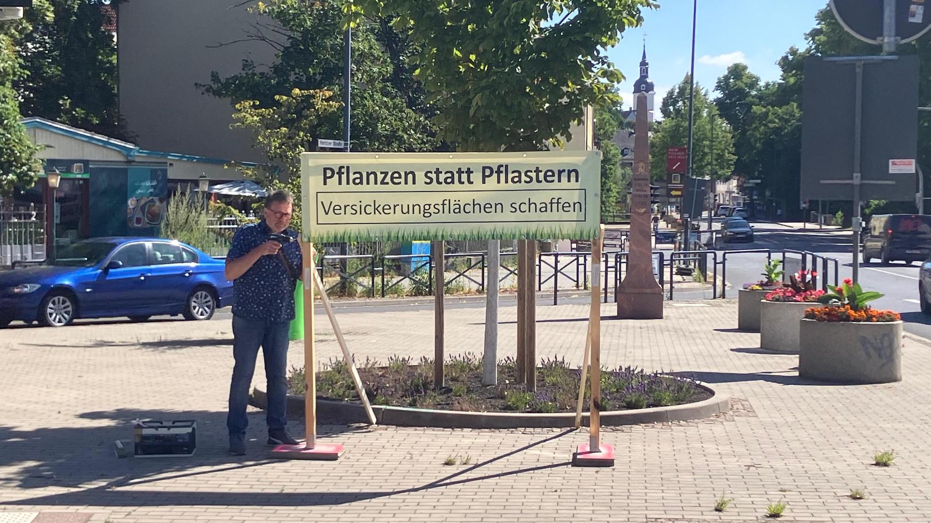 Hartmut Nevoigt von der Klimainitiative Taucha beim Anschrauben des Banners an der Bürgerruhe. (Foto: Klimainitiative Taucha)