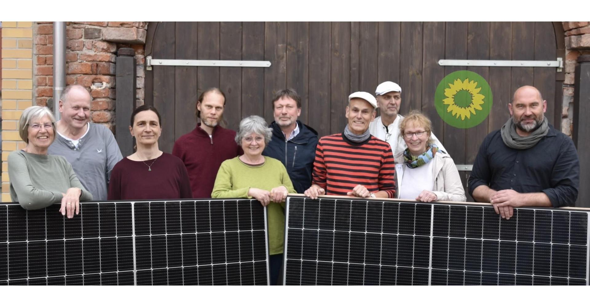 Karin Bauer, Jens Rühling (Kreistag), Barbara Kolditz, Robert Stiehler, Christine Rademacher (Kreistag), Hartmut Nevoigt, Fridtjof Erbs, Andreas Wugk, Steffi Jentho, Axel Weinert (v.l.n.r.) (Screenshot: https://gruene-nordsachsen.de/taucha/)