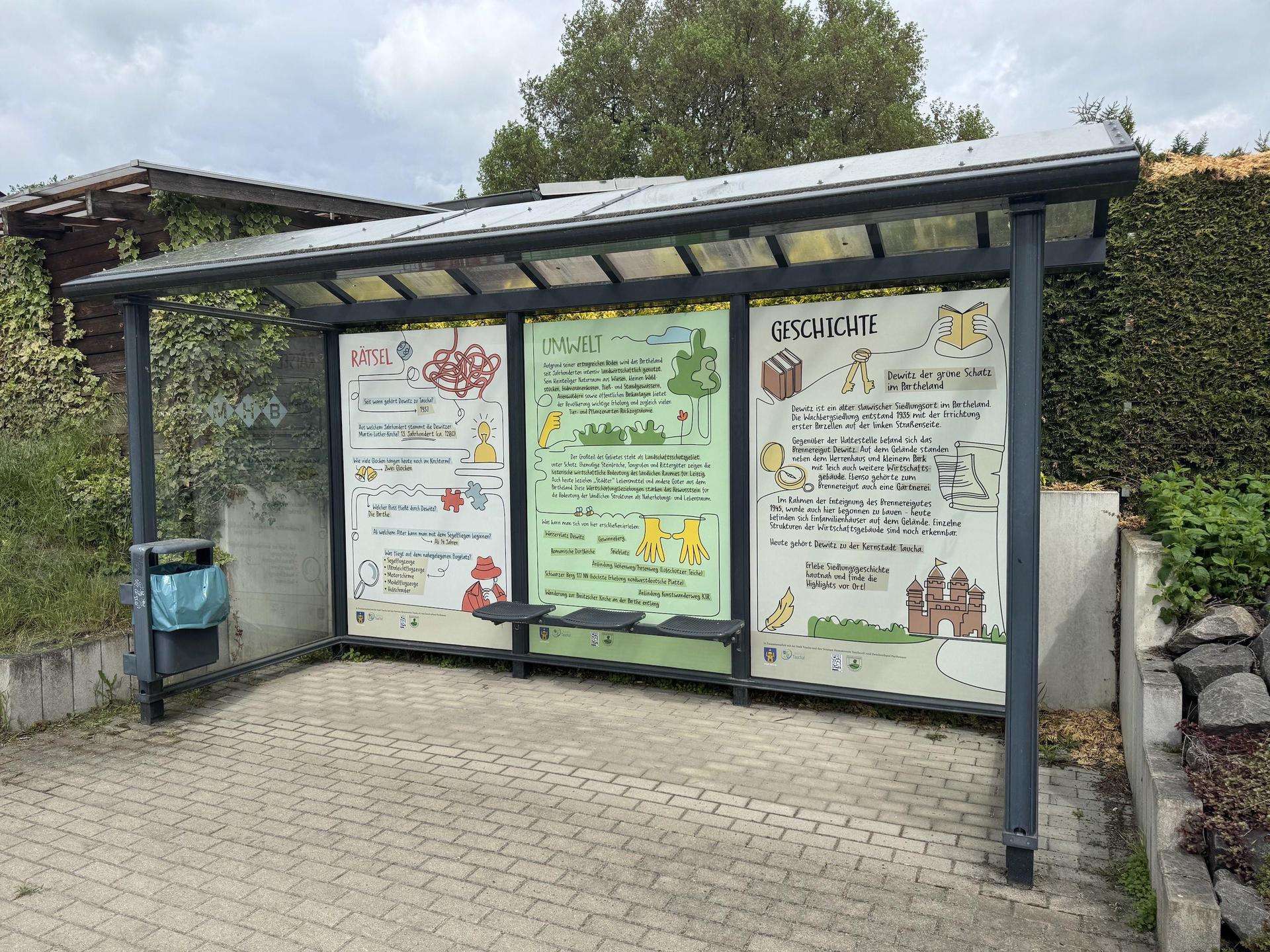„Wissen statt warten” heißt es seit Mitte Mai in Dewitz an der Bushaltestelle Wachbergsiedlung. (Foto: Daniel Große)