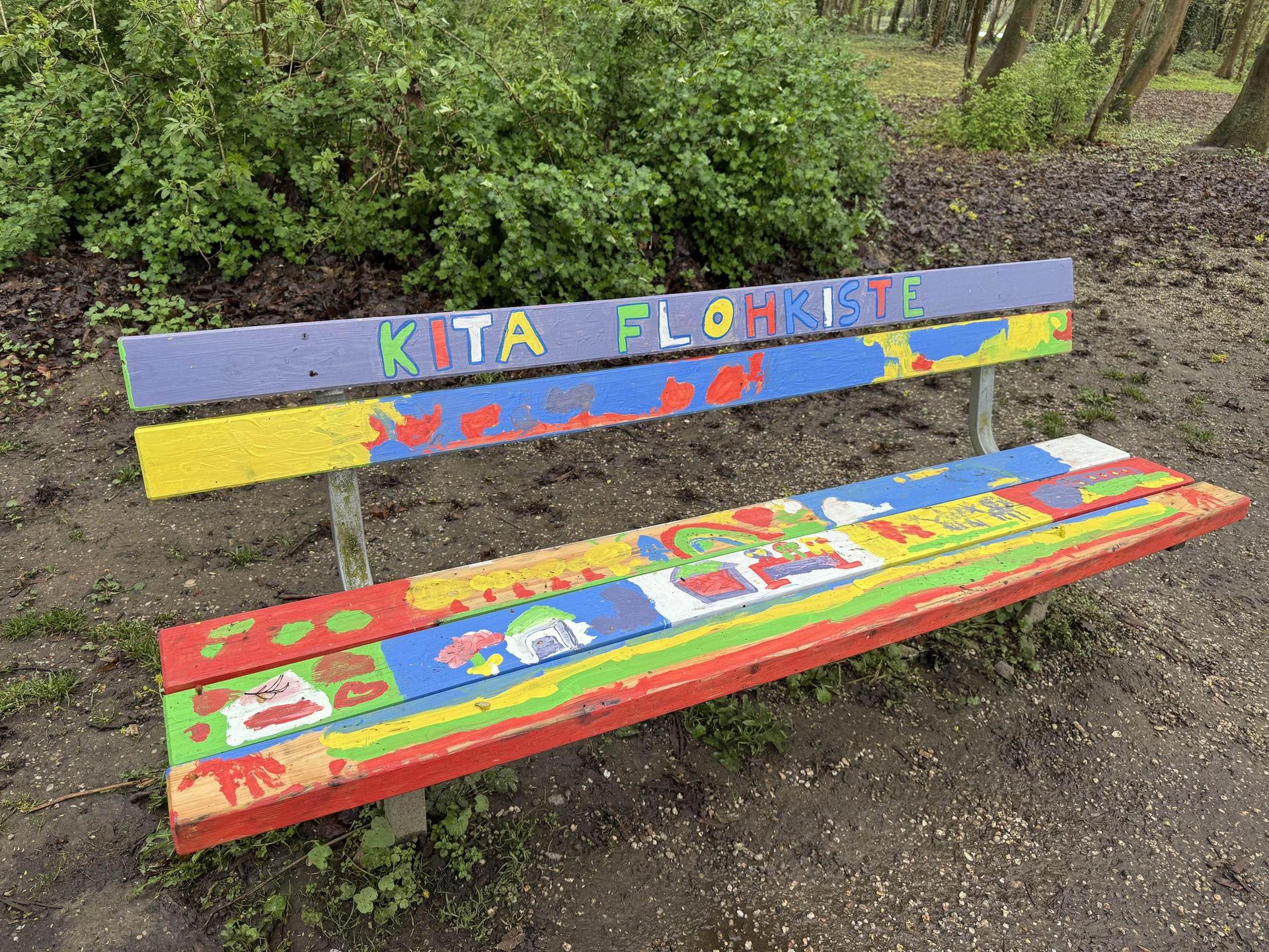 Jede Kita konnte eine oder mehrere Bänke farbenfroh gestalten. (Foto: Daniel Große)