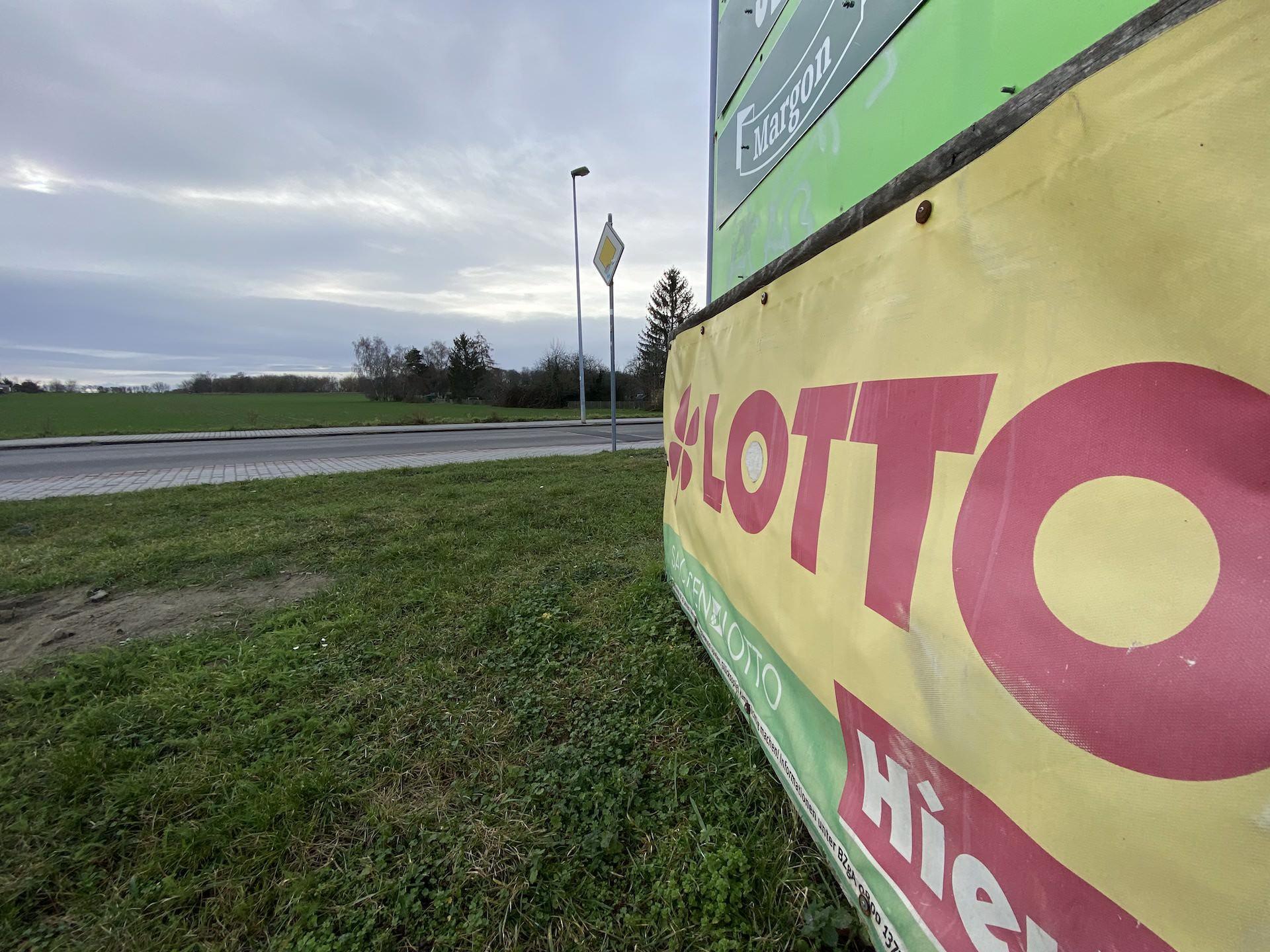 Wird die Grundschule 3 zum Glücksspiel? Auf dieser Wiese gegenüber der Einfahrt zu den WYN-Passagen soll die Containerschule errichtet werden. (Foto: taucha-kompakt.de)