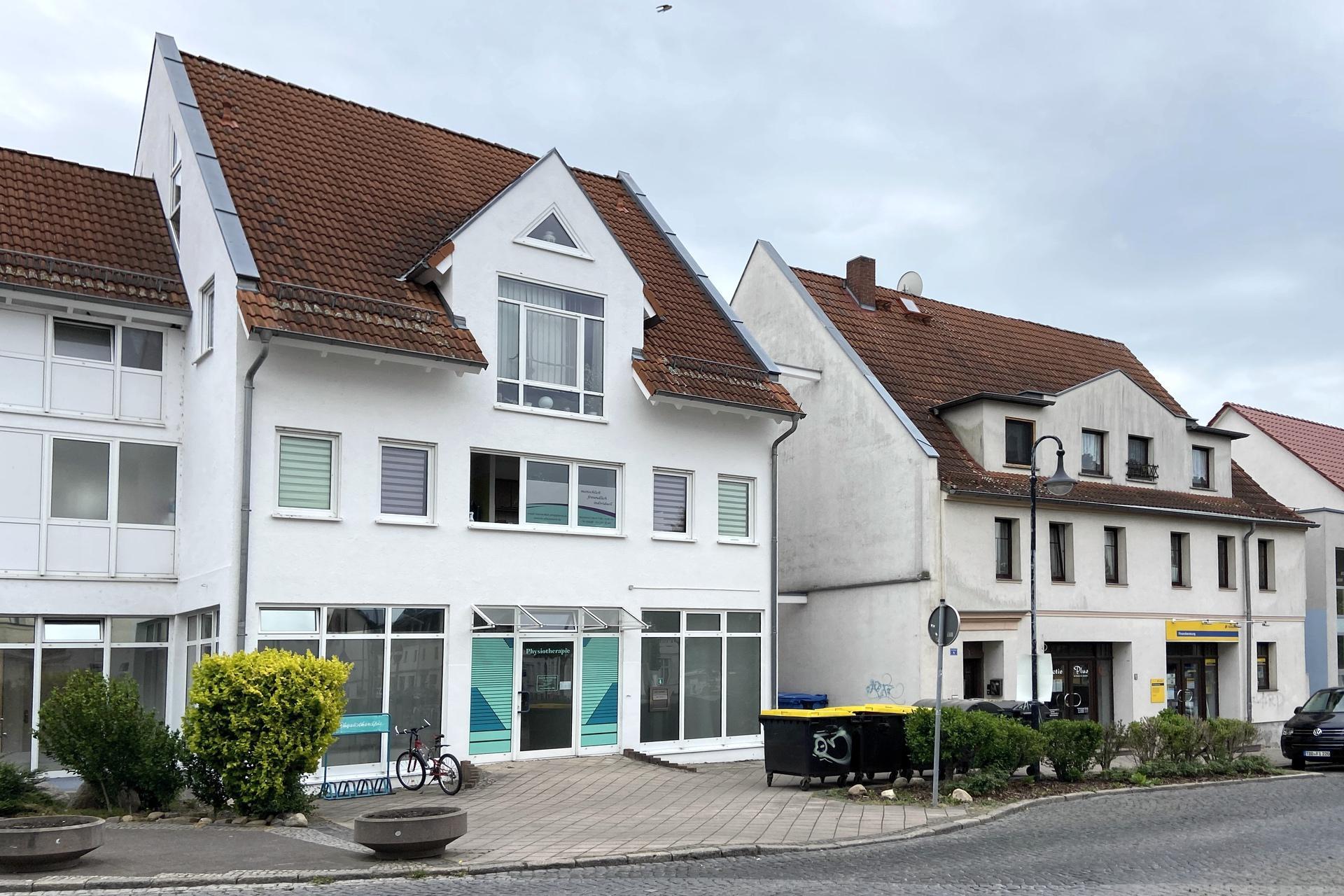 Vor diesem Eckhaus am Markt 4 müsste die Stolperschwelle eigentlich liegen. (Foto: Daniel Große)
