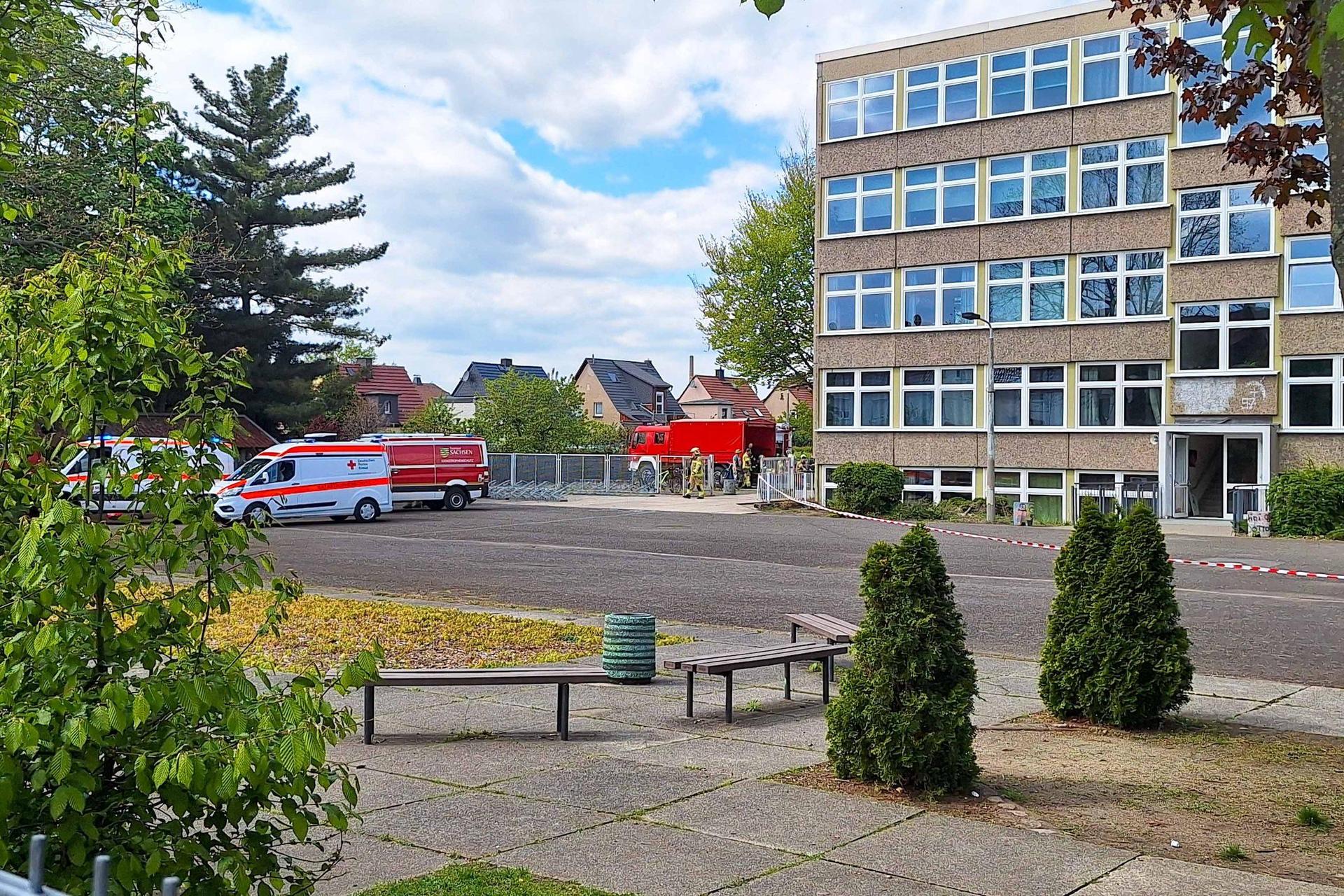 Der Rettungseinsatz an der Schule läuft seit etwa 12.30 Uhr. (Foto: EHL Media/Lucas Libke)