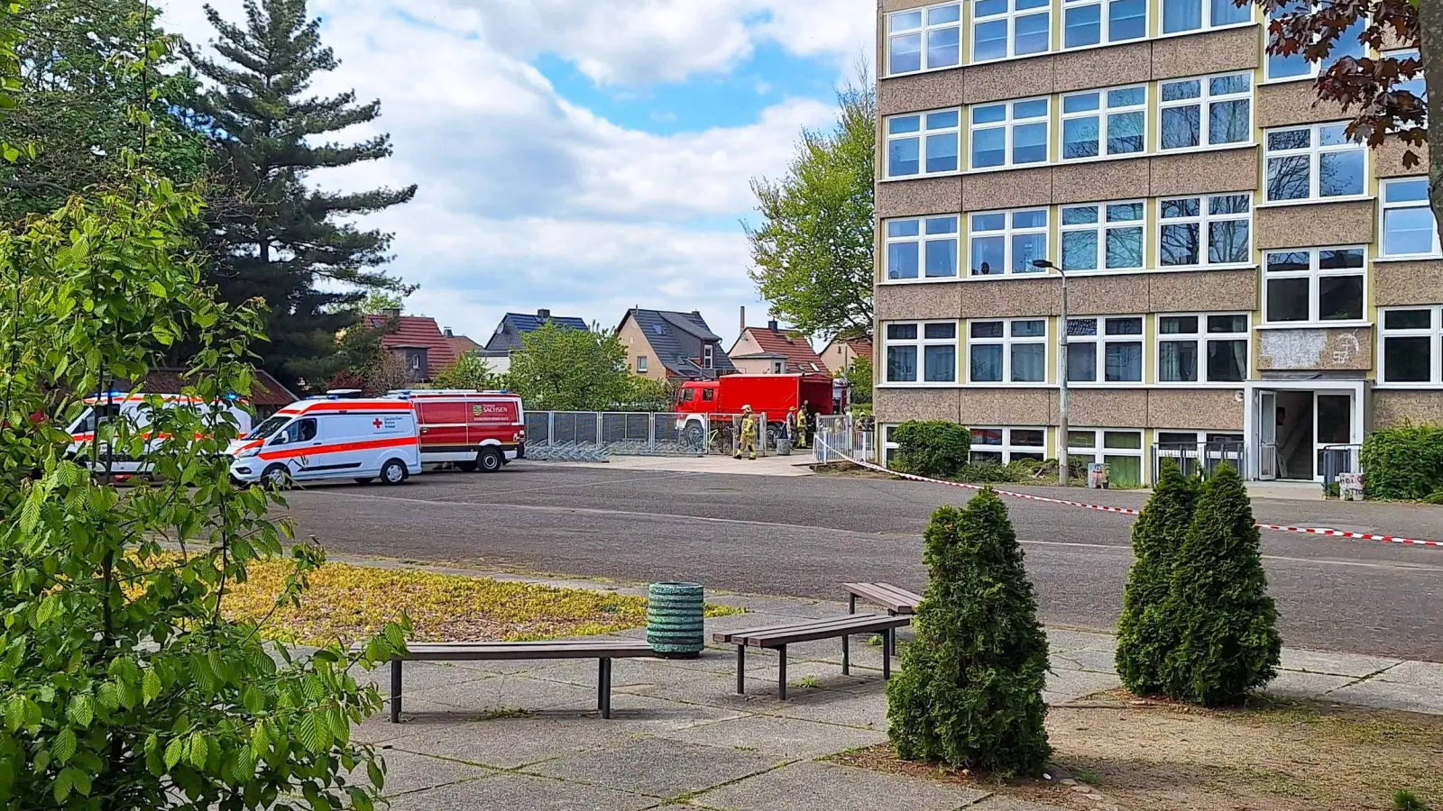 Der Rettungseinsatz an der Schule läuft seit etwa 12.30 Uhr. (Foto: EHL Media/Lucas Libke)