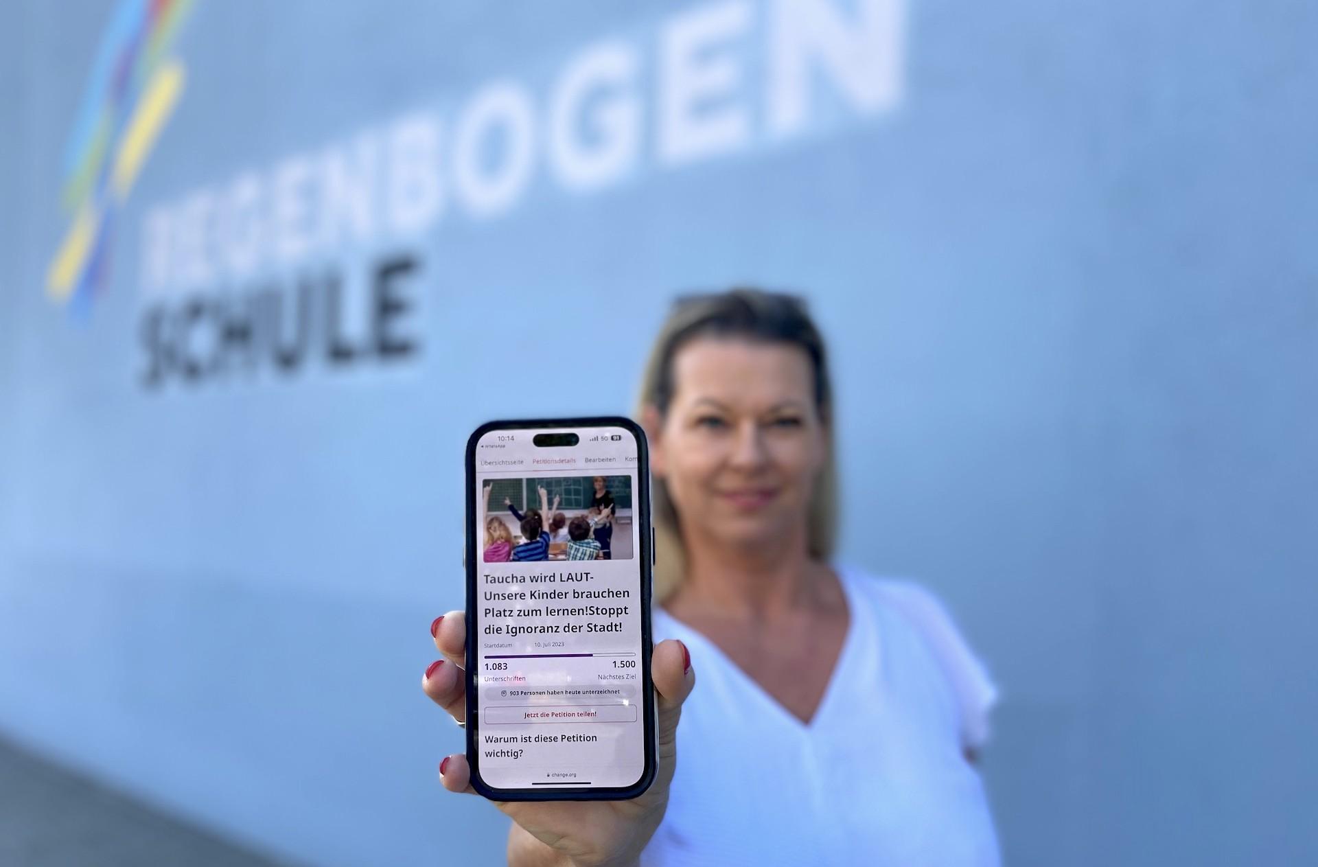 Nadine Thalmann zeigt die Petition, mit der die Eltern der Regenbogenschule auf sich aufmerksam machen wollen. (Foto: taucha-kompakt.de)