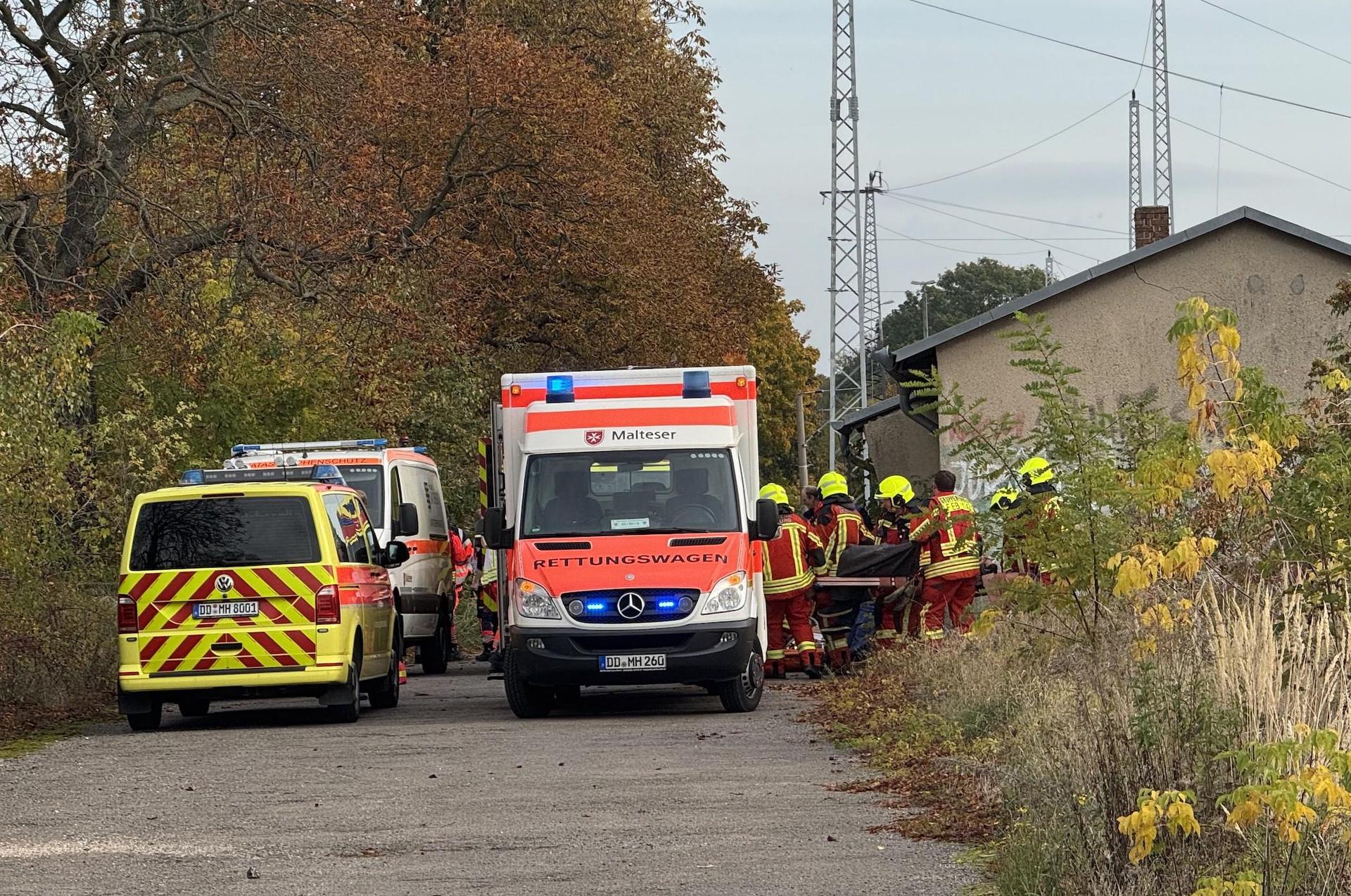 Transport eines vermeintlich Verletzten in einen Rettungswagen. (Foto: Daniel Große)