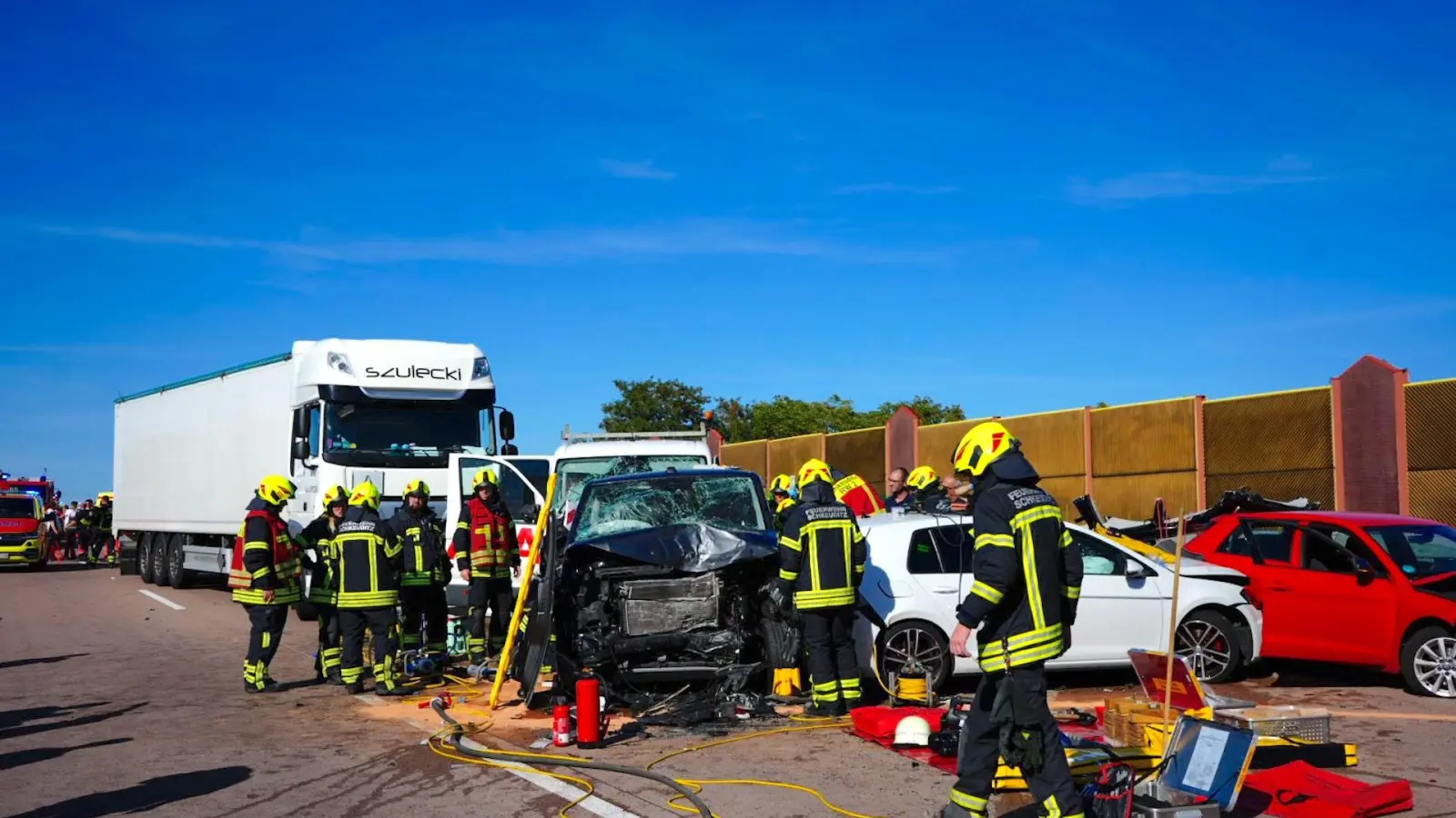 Mehrere Personen wurden am Freitagnachmittag bei einem Massenunfall auf der A9 verletzt. (Foto: Lucas Libke)
