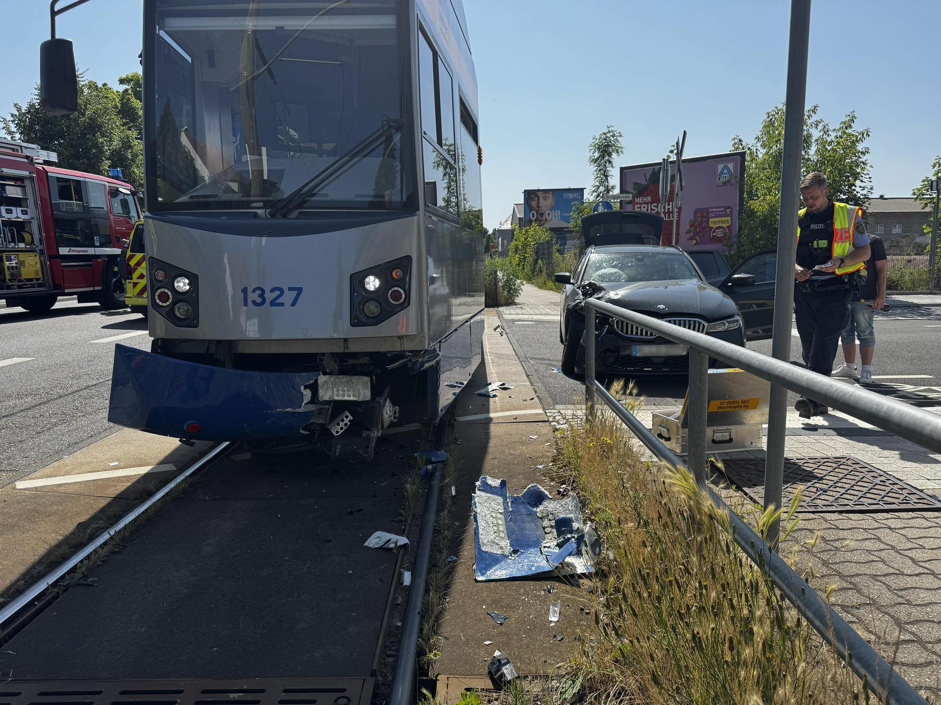 Bei dem Unfall wurden Straßenbahn und PKW erheblich beschädigt. (Foto: Daniel Große)