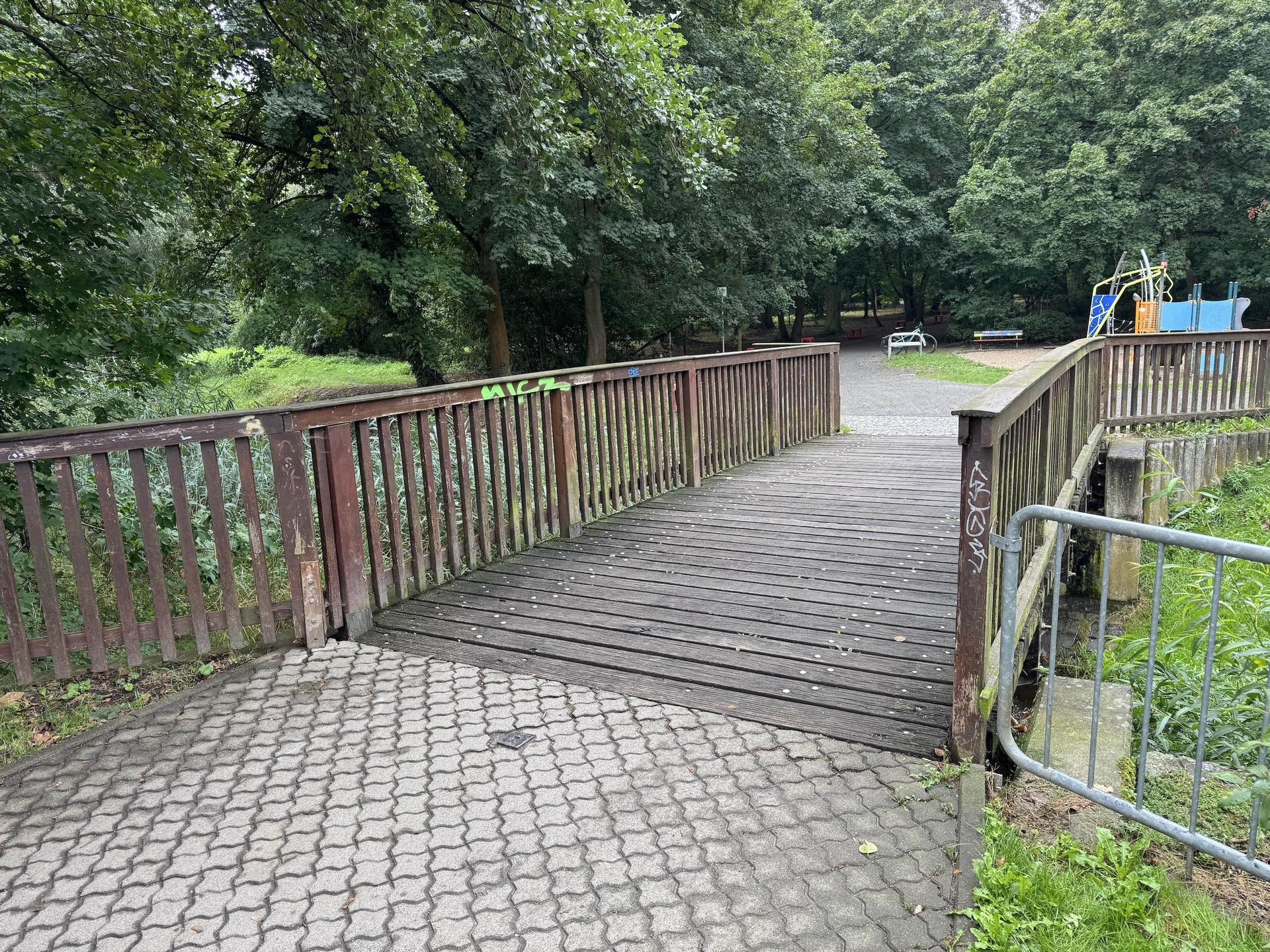 Die Brücke vor dem Spielplatz im Schöppenteichpark wird saniert. (Foto: Daniel Große)