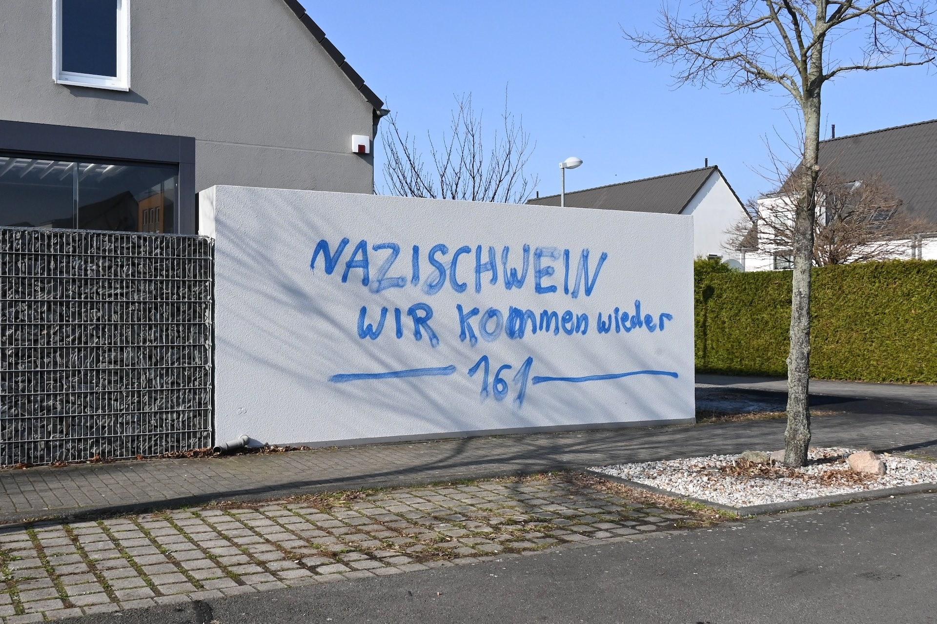 Dieser Spruch wurde an eine Hauswand in Engelsdorf gesprüht. (Foto: Anke Brod)