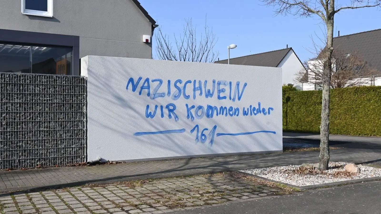 Dieser Spruch wurde an eine Hauswand in Engelsdorf gesprüht. (Foto: Anke Brod)