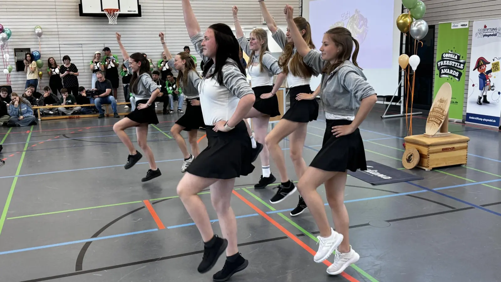 Auch der Auftritt einiger Mädchen aus der Schule begeisterte. (Foto: Daniel Große)