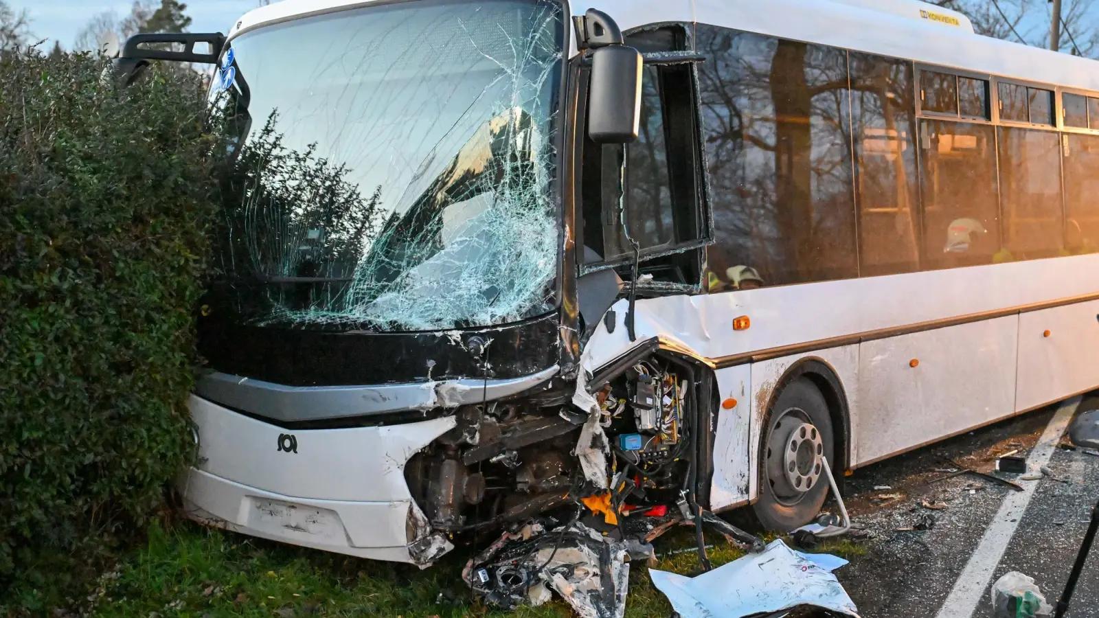 Der Mercedes stieß seitlich frontal mit dem Bus zusammen. (Foto: EHL Media/Erik-Holm Langhof)