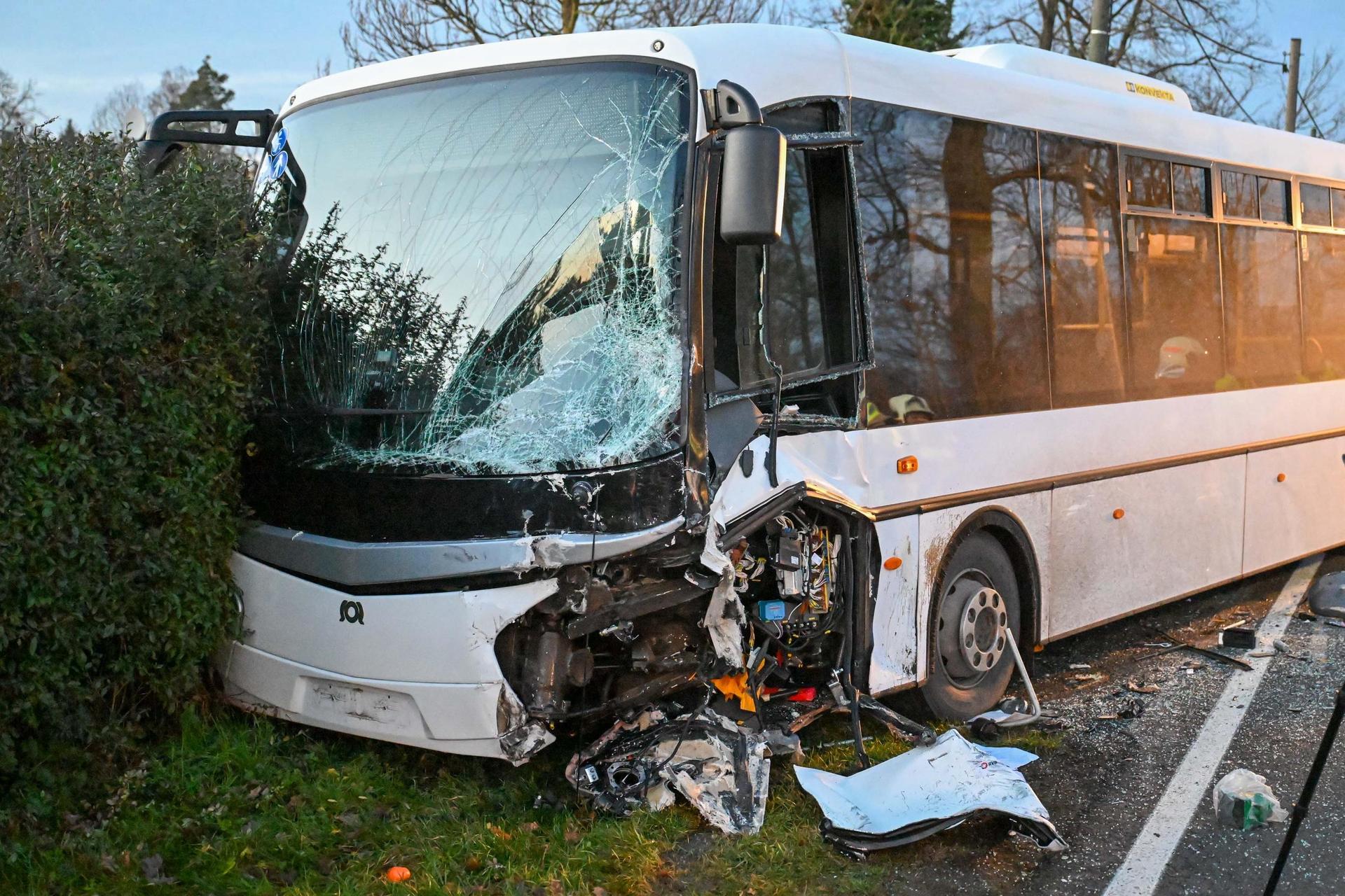 Der Mercedes stieß seitlich frontal mit dem Bus zusammen. (Foto: EHL Media/Erik-Holm Langhof)
