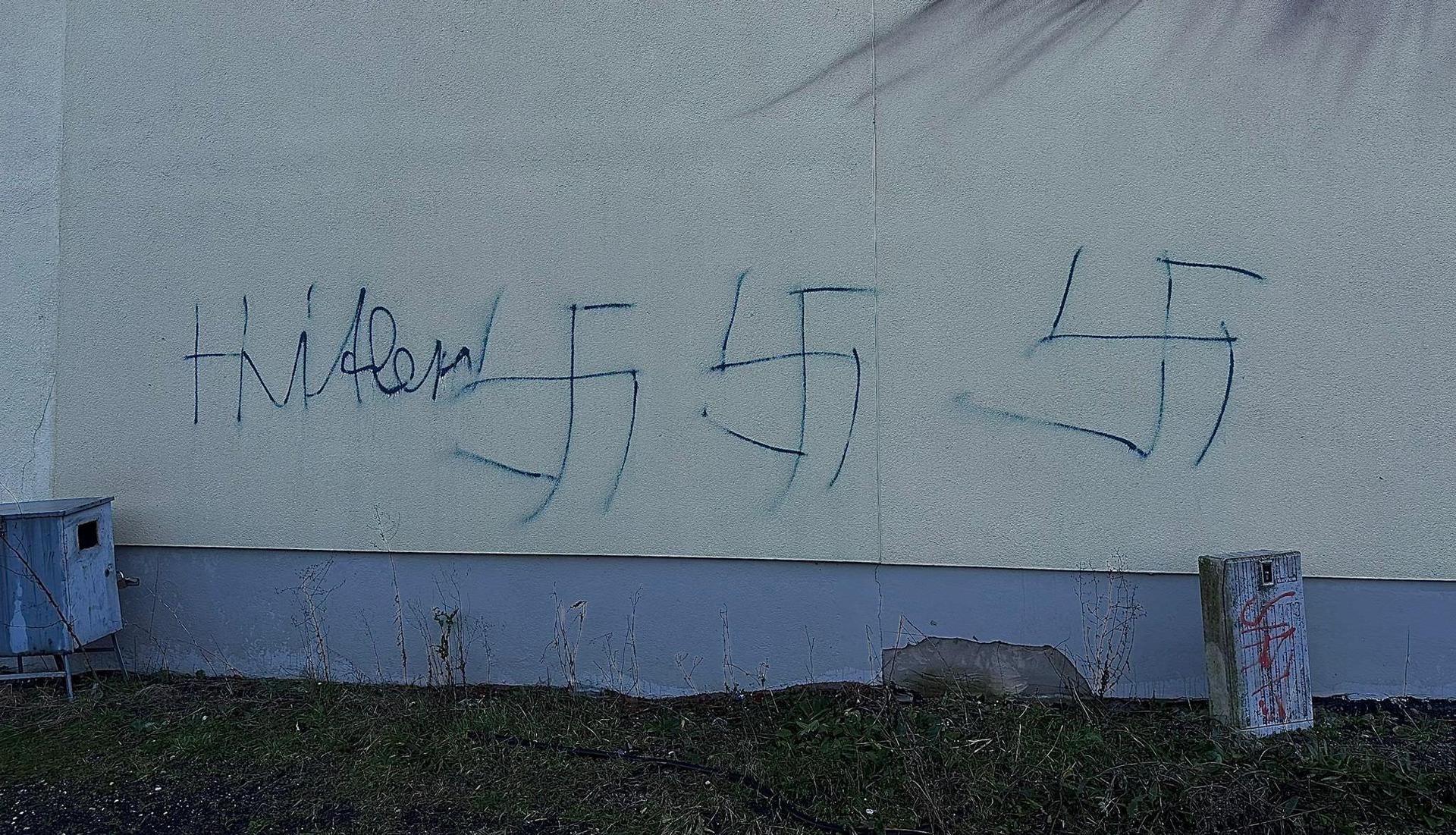 Diese Symbole prangen seit Donnerstagnachmittag an einer Hausfassade in Bad Düben. (Foto: Florian Oehme)