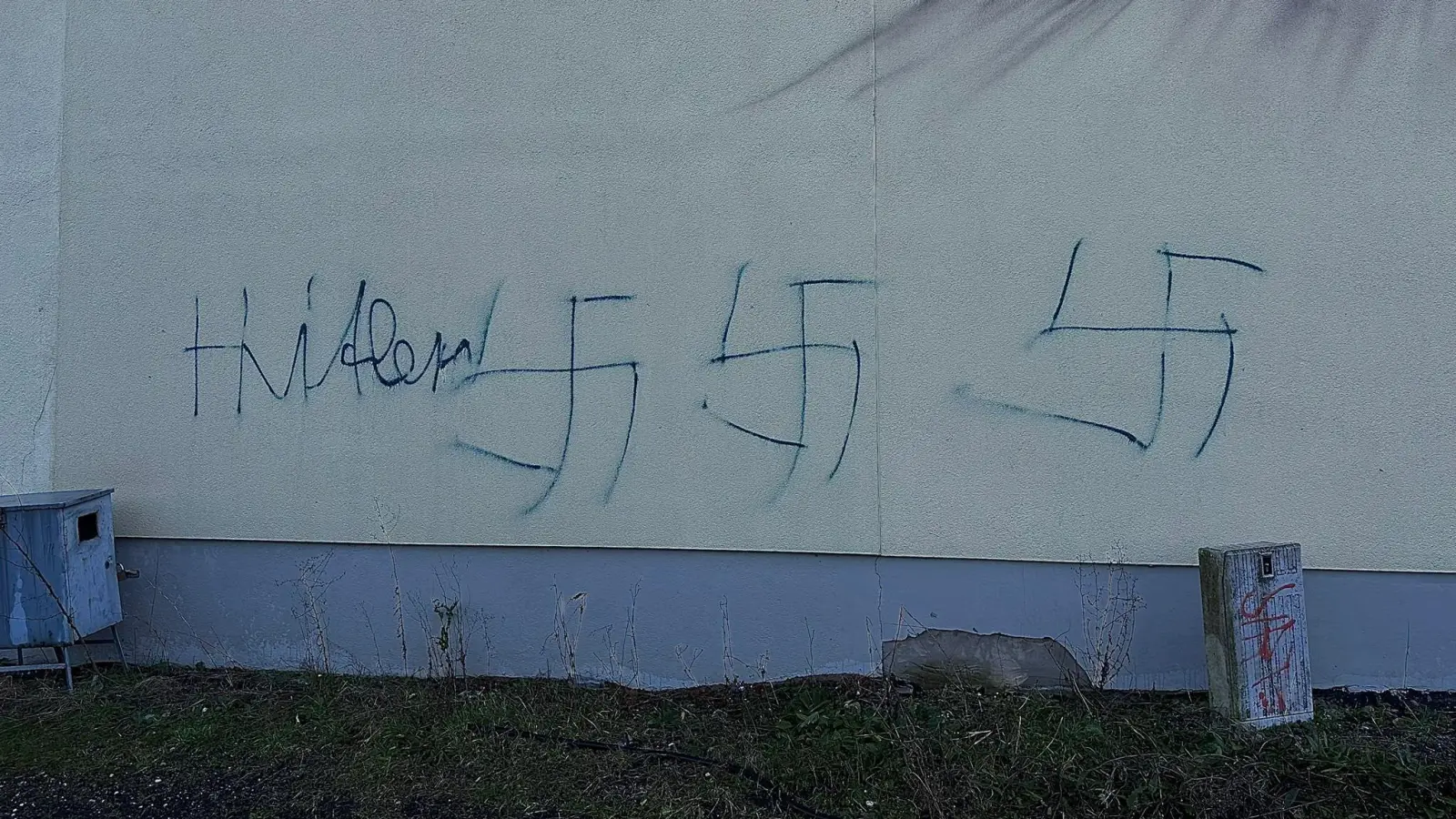 Diese Symbole prangen seit Donnerstagnachmittag an einer Hausfassade in Bad Düben. (Foto: Florian Oehme)