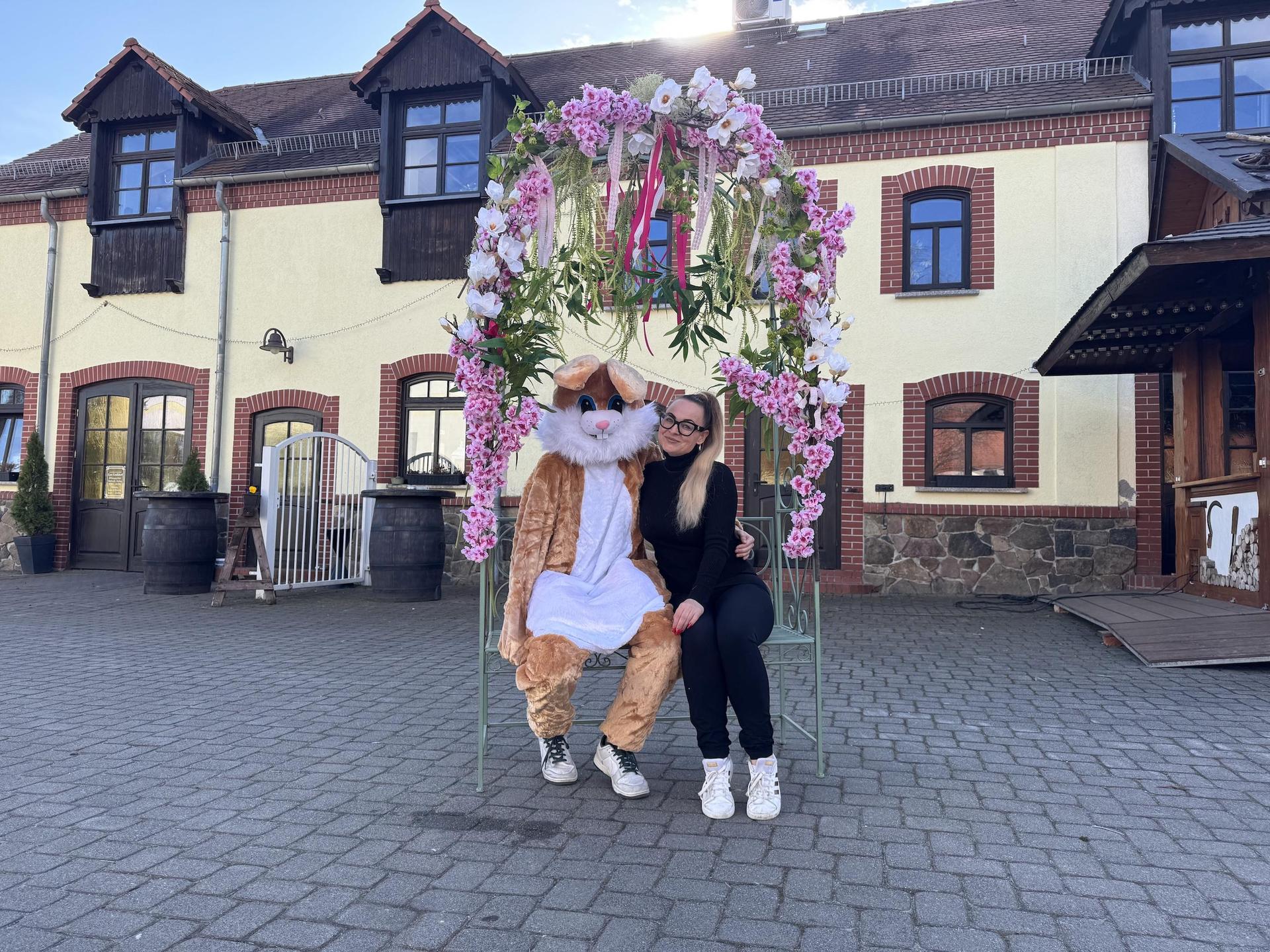 Margot Witt und der Osterhase sind bereit für den ersten Ostermarkt am Landgasthof Gut Graßdorf. (Foto: Daniel Große)