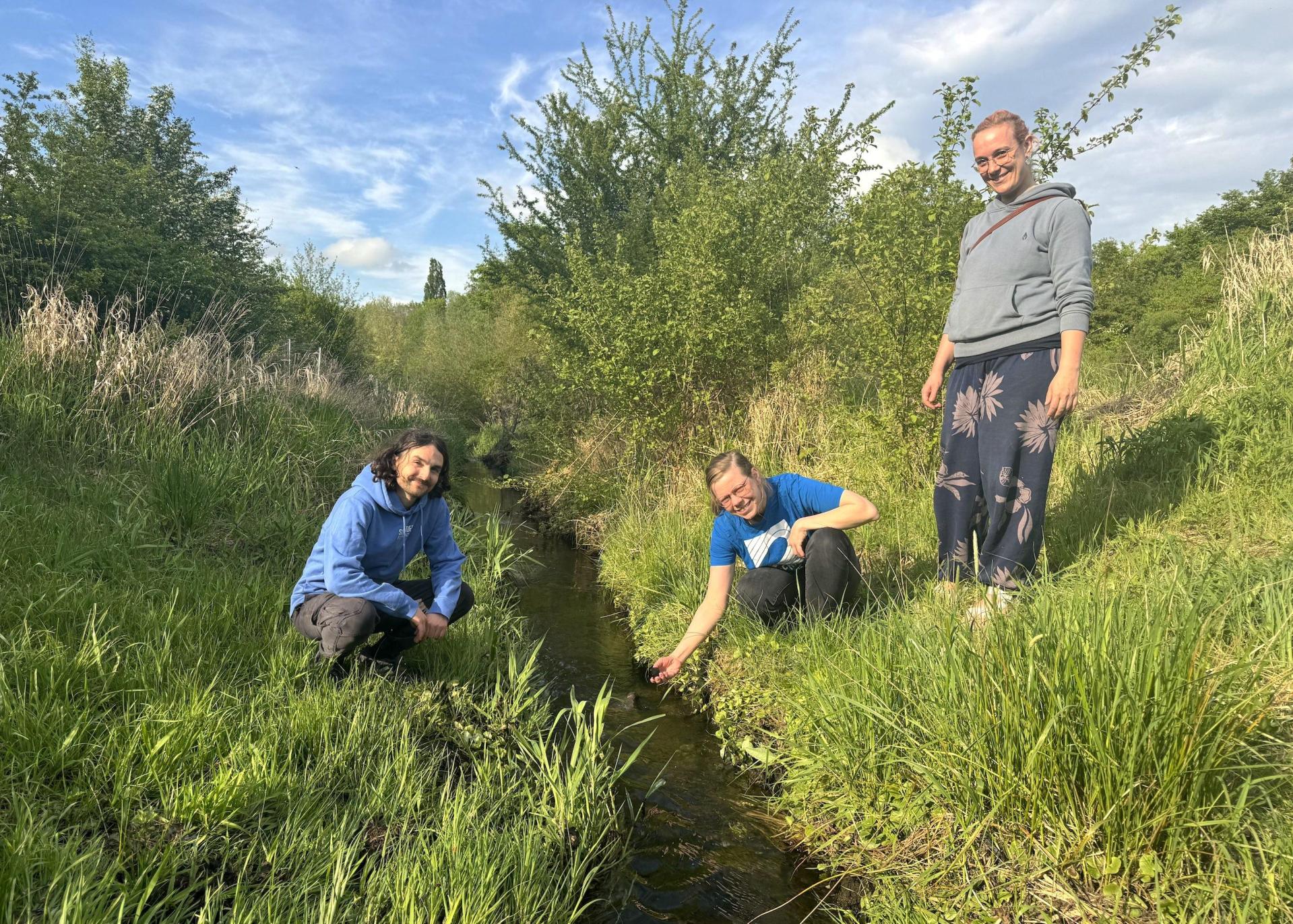 Johannes Toll, Franziska Jokisch und Elisabeth Rafoth (v.l.) vom Verein Surfrider wollen mit weiteren Interessierten am 30. Mai den Lösegraben in Taucha, unweit des NOWEDA-Gebäudes, untersuchen. (Foto: Daniel Große)