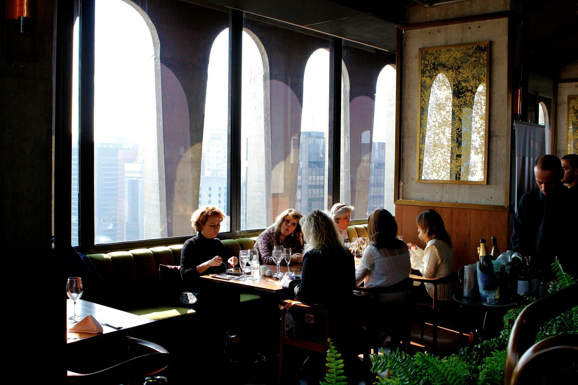 Menschen sitzen in einem Restaurant.  (Foto: Pexels)