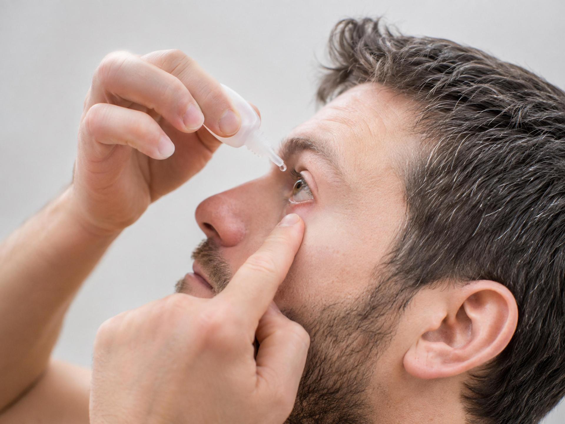 Belastete Augen brauchen Pflege, wie etwa Augentropfen. Das Team der Parthe-Apotheke berät gern dazu. (Foto: KI-generiert)